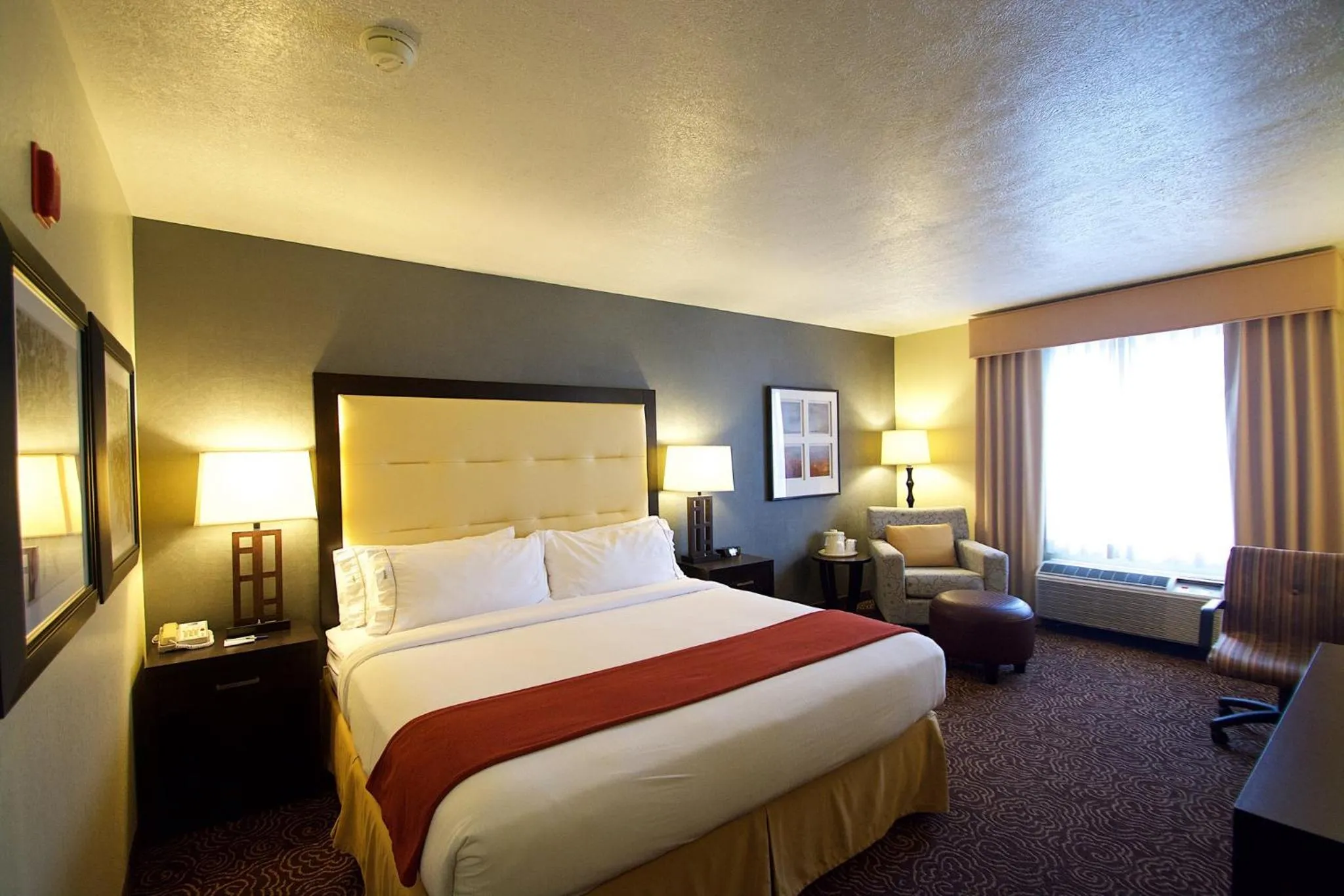 Photo of the whole room, Bed in Holiday Inn Express Ogden by IHG