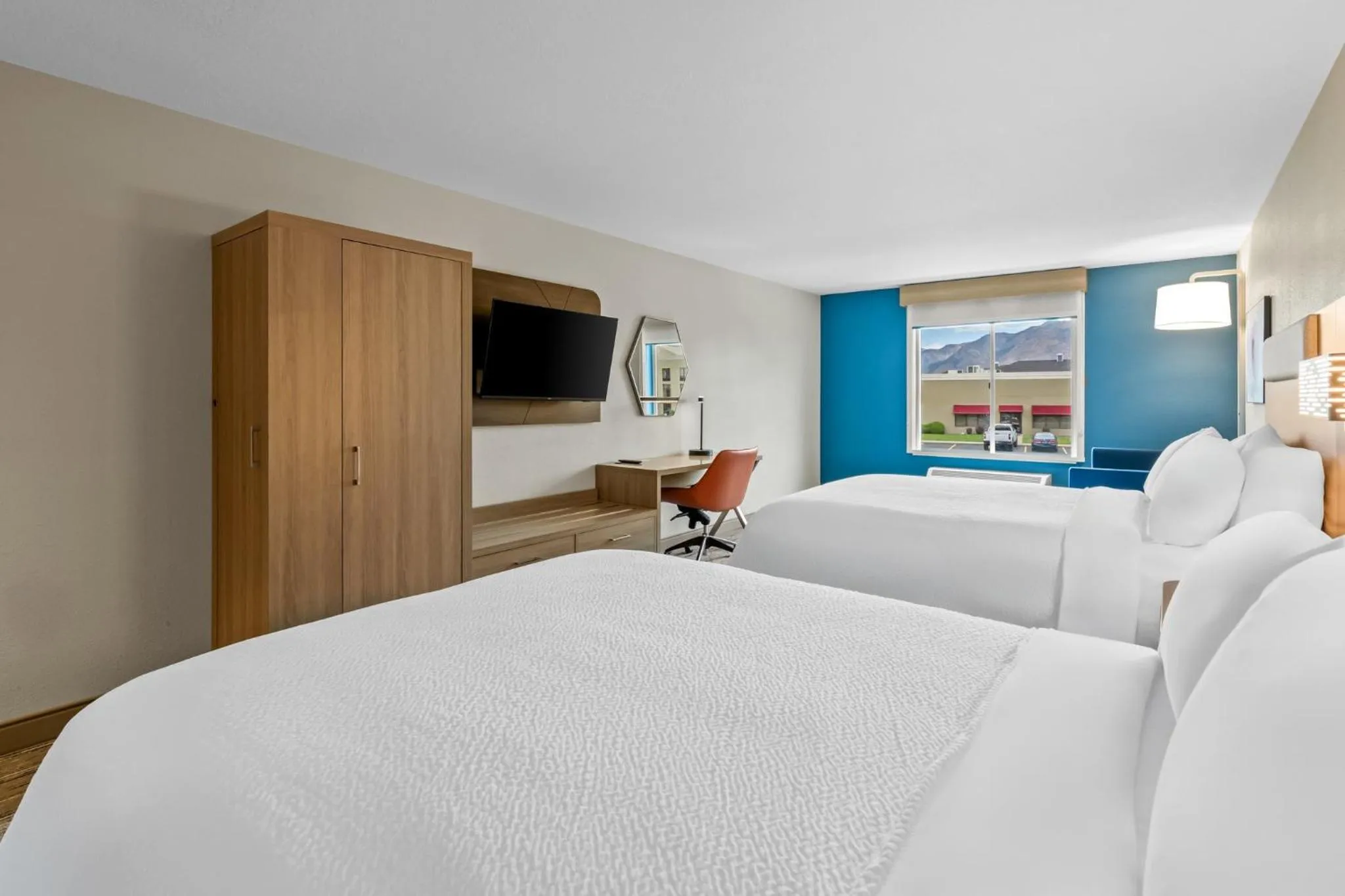 Photo of the whole room, Bed in Holiday Inn Express Ogden by IHG