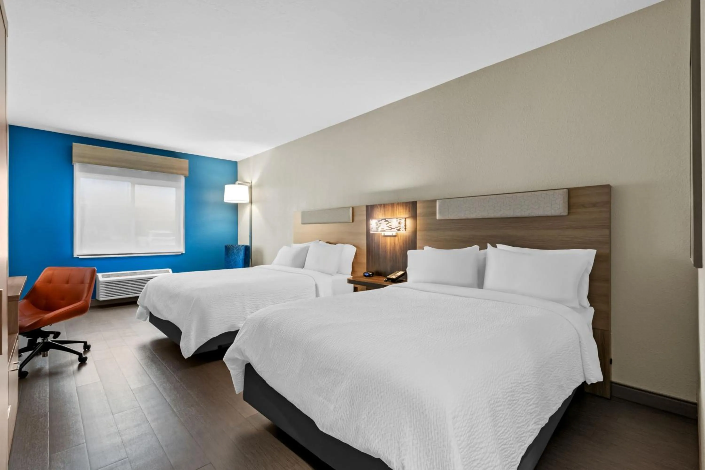 Photo of the whole room, Bed in Holiday Inn Express Ogden by IHG
