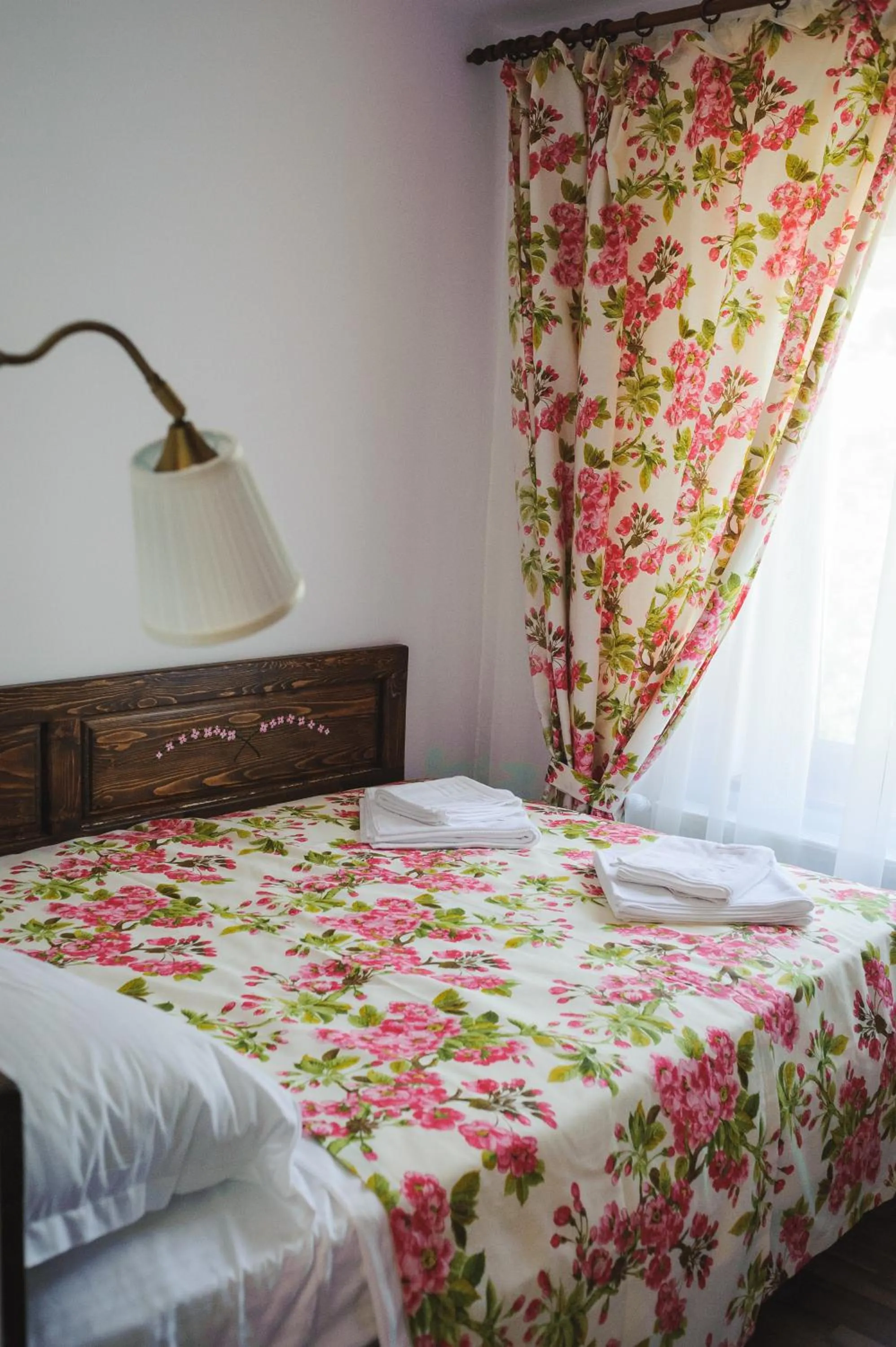 Bed in Pensiunea Geostar