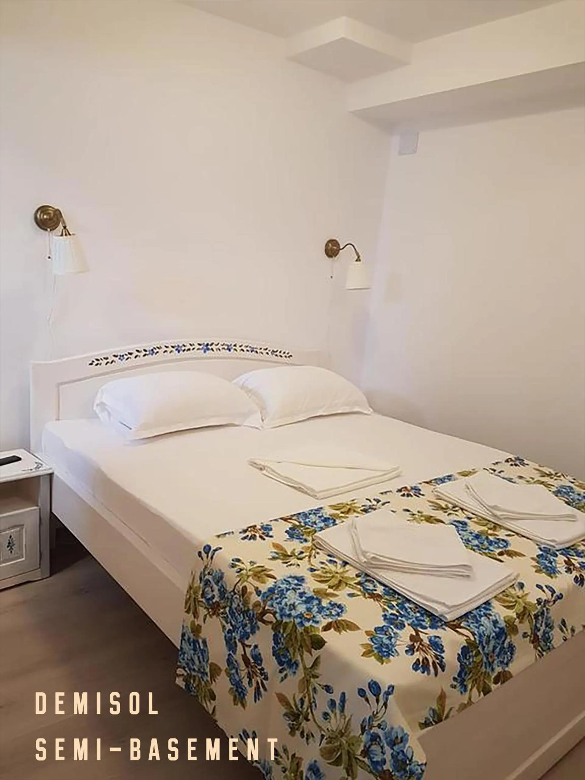 Bed in Pensiunea Geostar