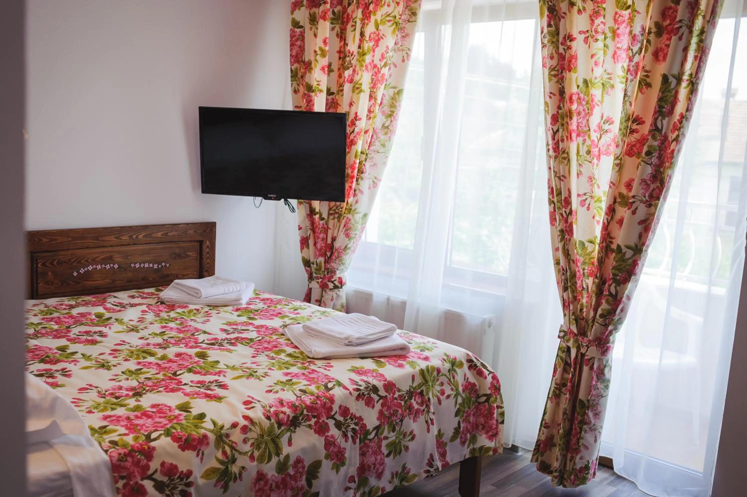 Bed in Pensiunea Geostar