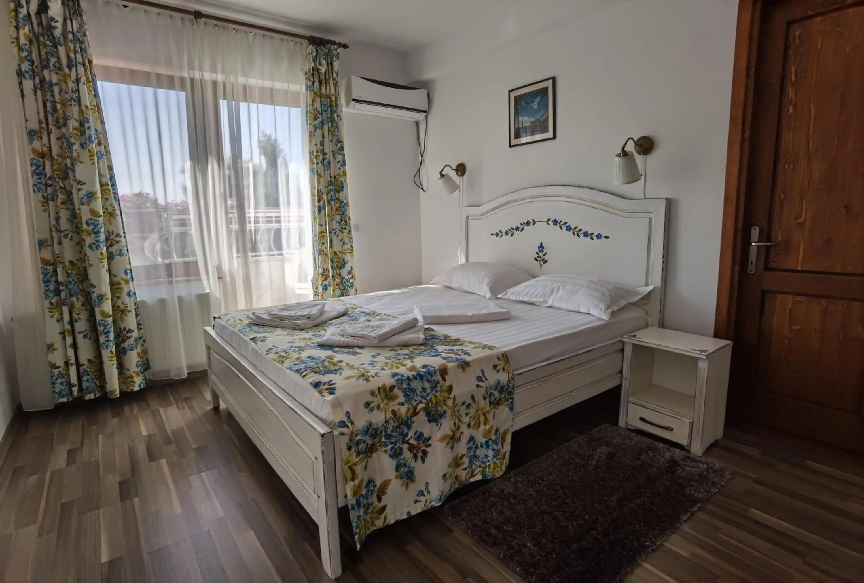 Bed in Pensiunea Geostar