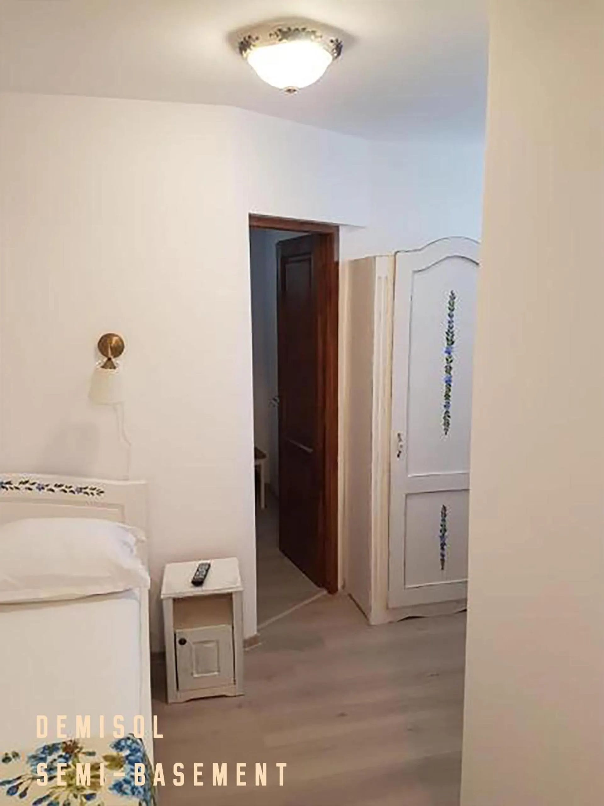 Bed in Pensiunea Geostar