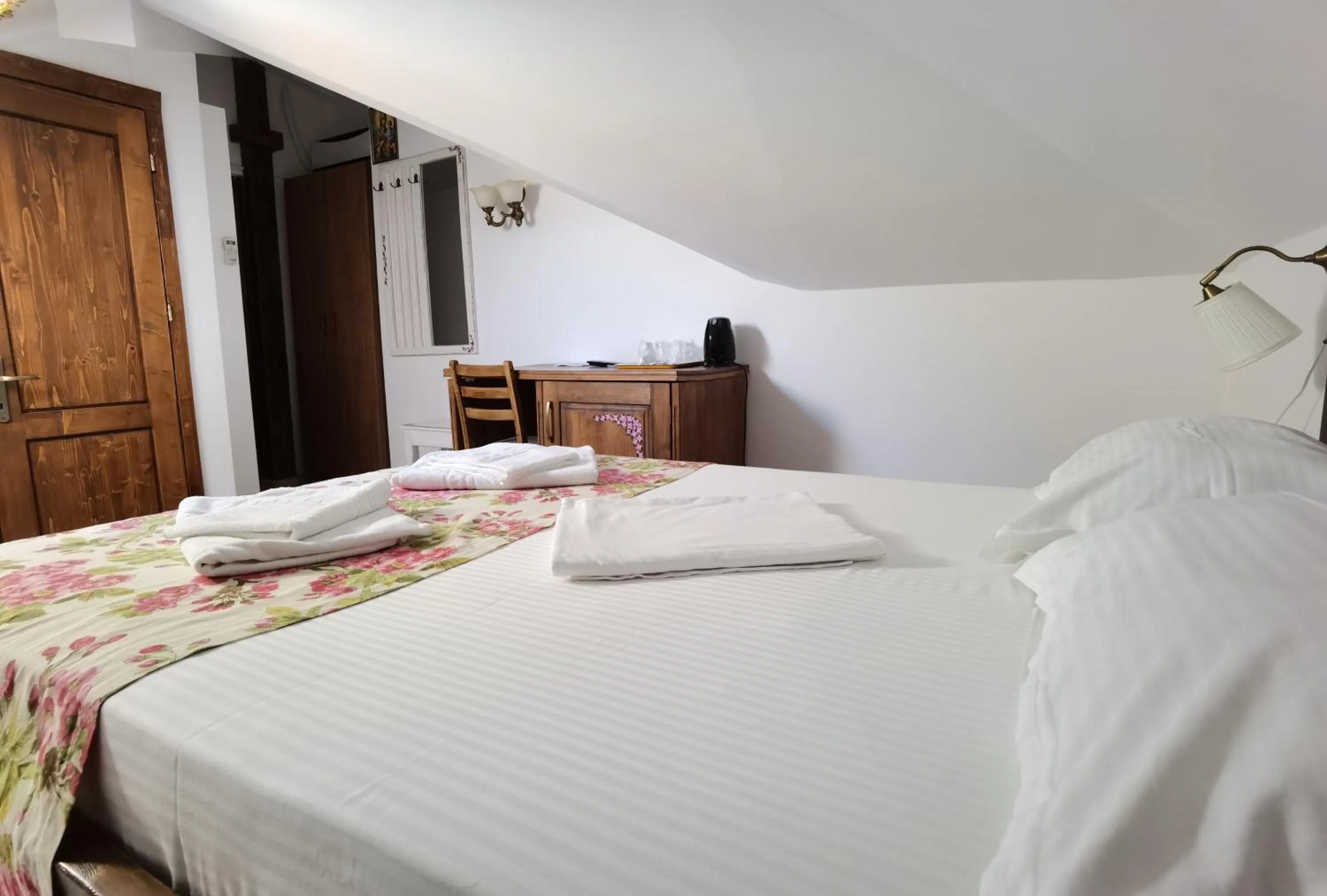 Bed in Pensiunea Geostar