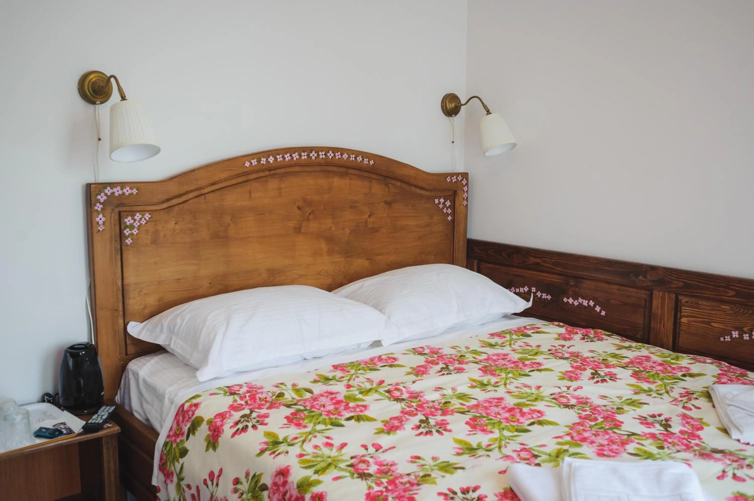 Bed in Pensiunea Geostar