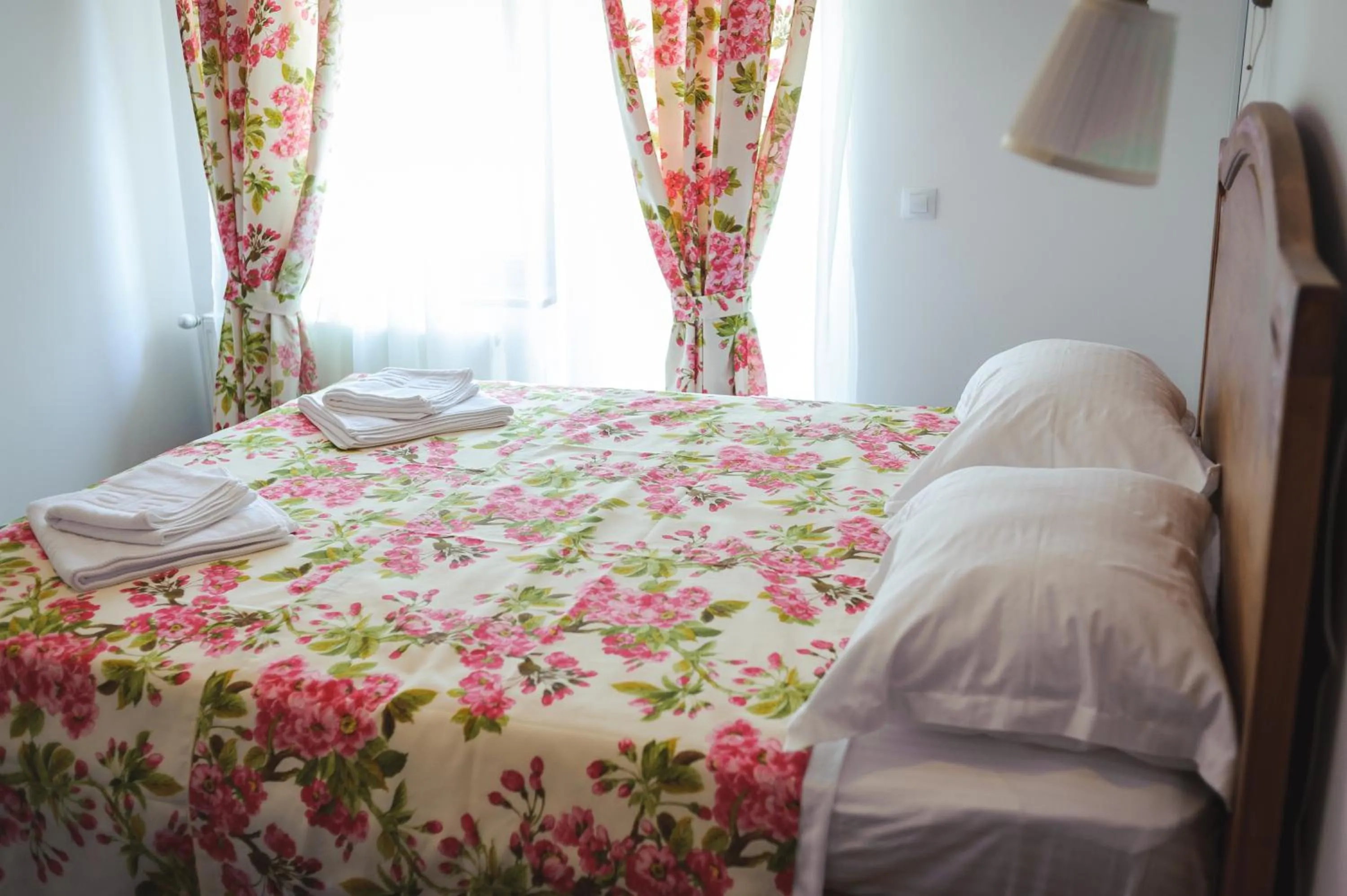 Bed in Pensiunea Geostar