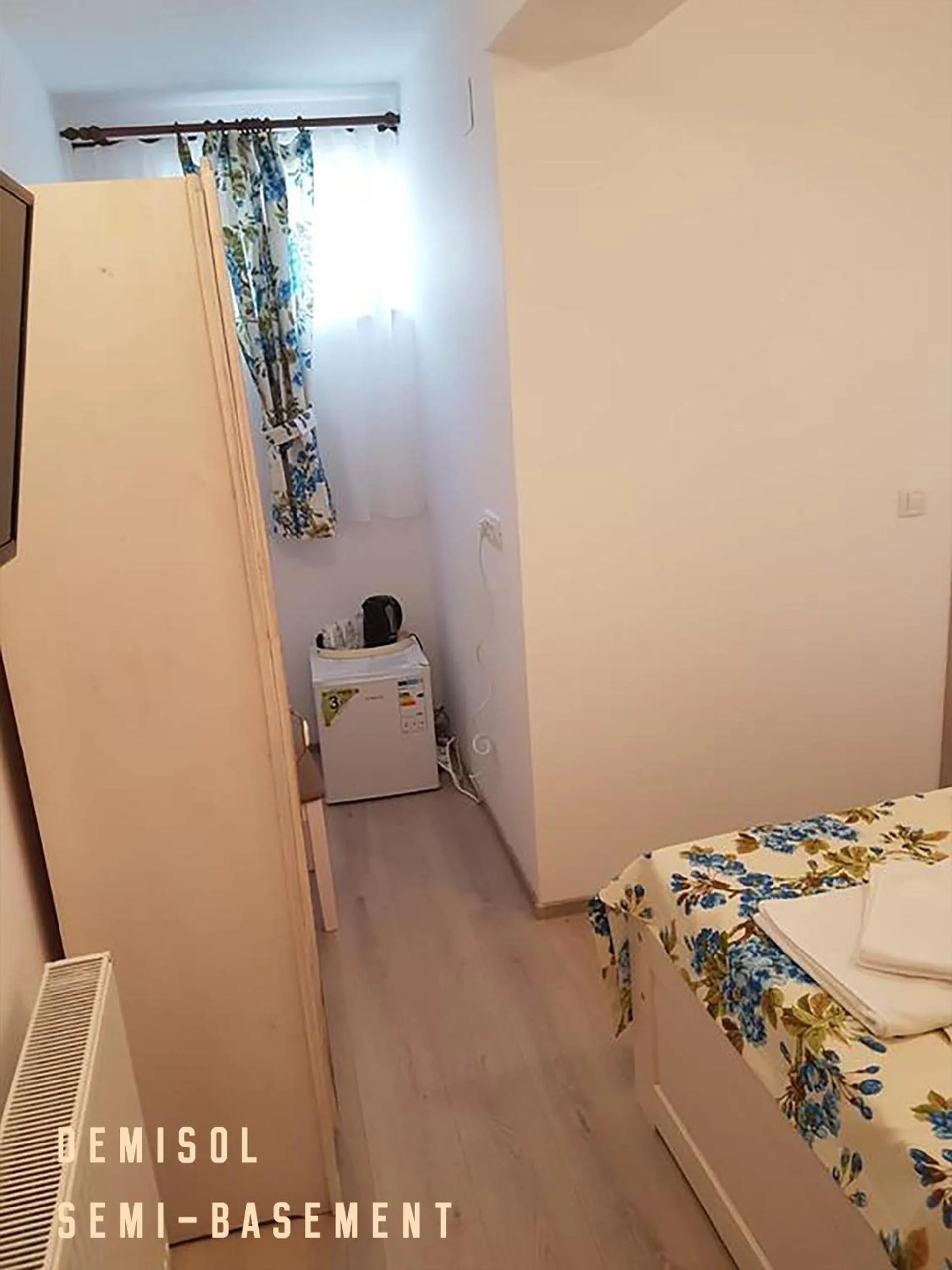 Bed in Pensiunea Geostar