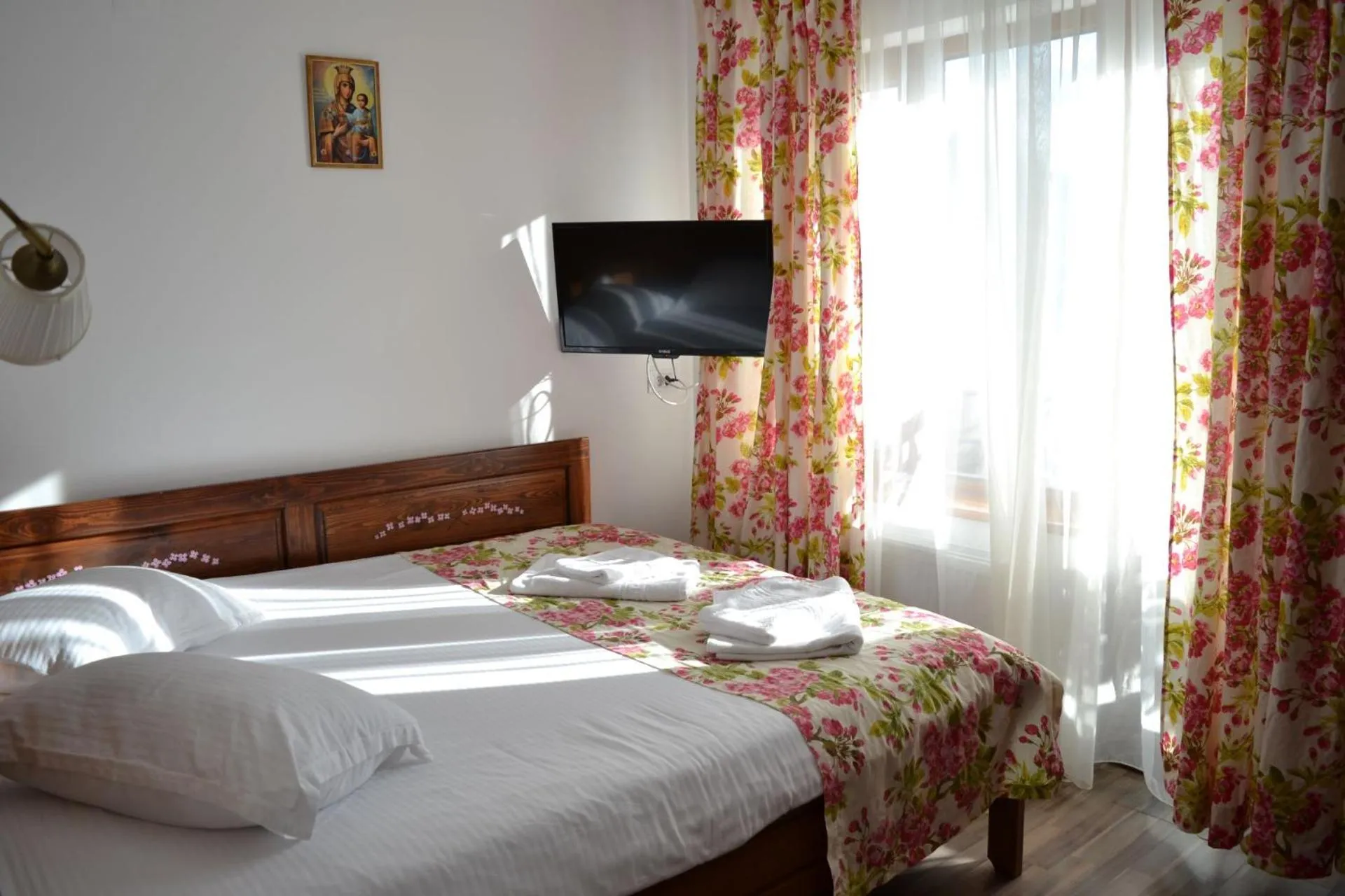 Bed in Pensiunea Geostar