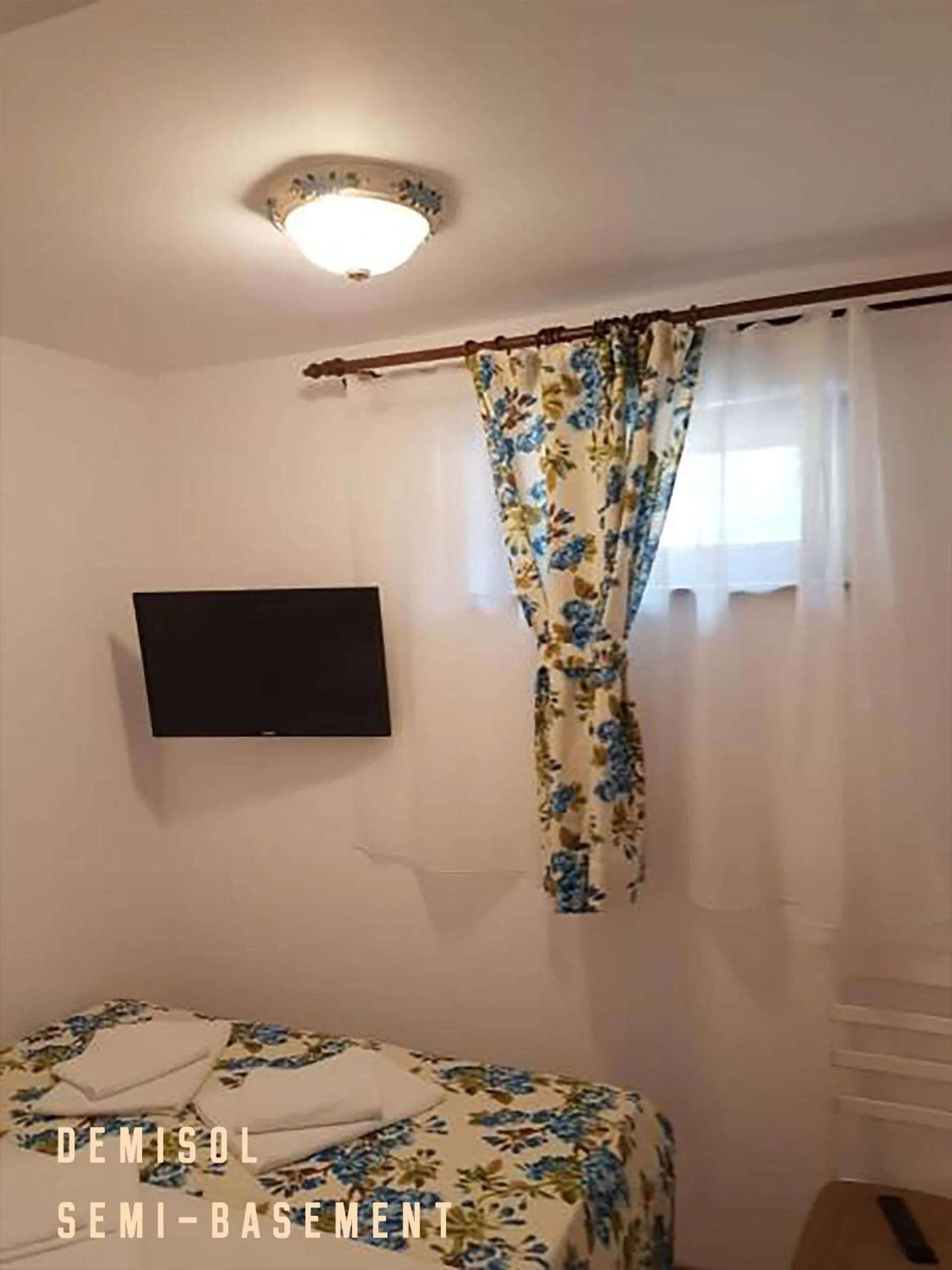 Bed in Pensiunea Geostar