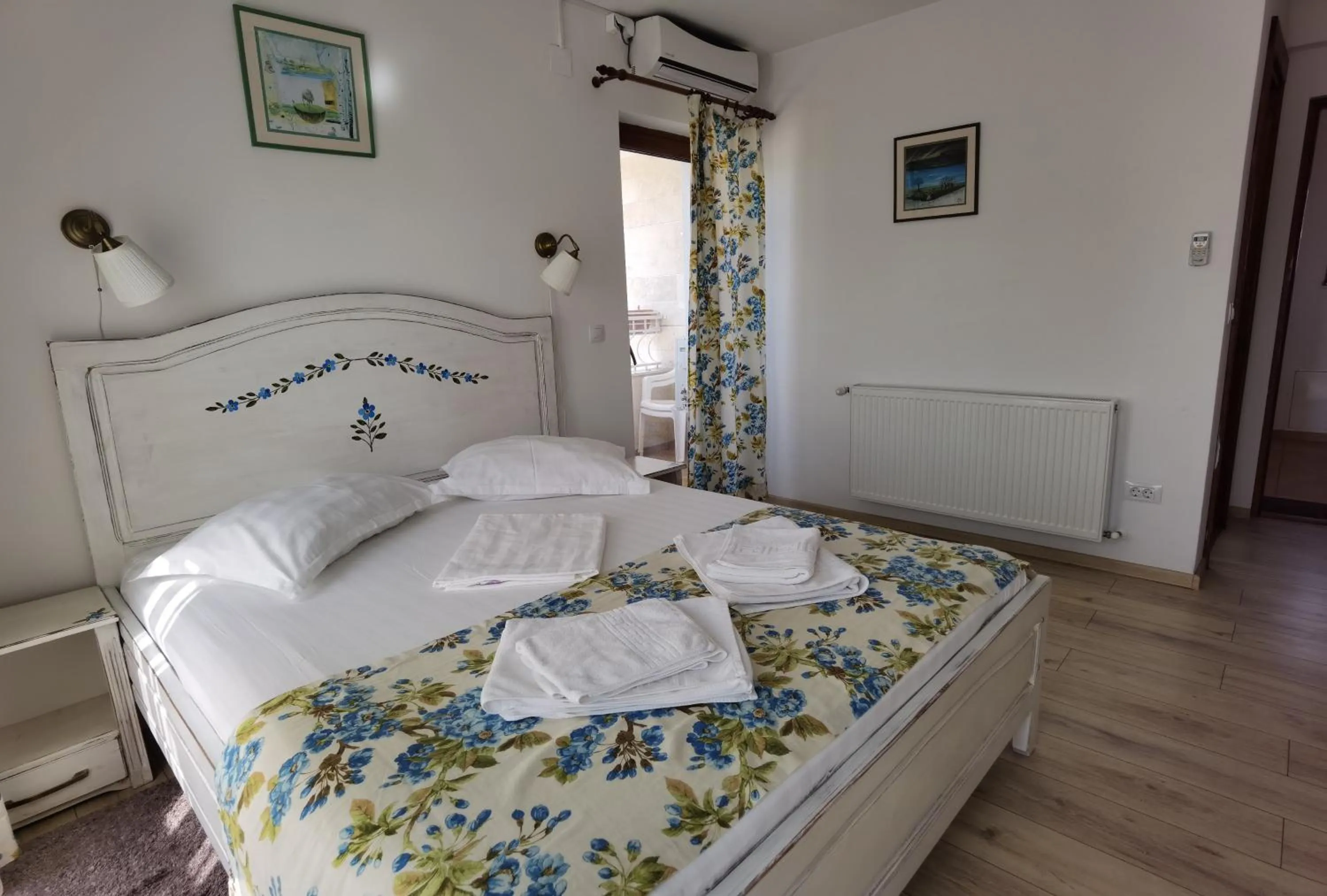 Bed in Pensiunea Geostar