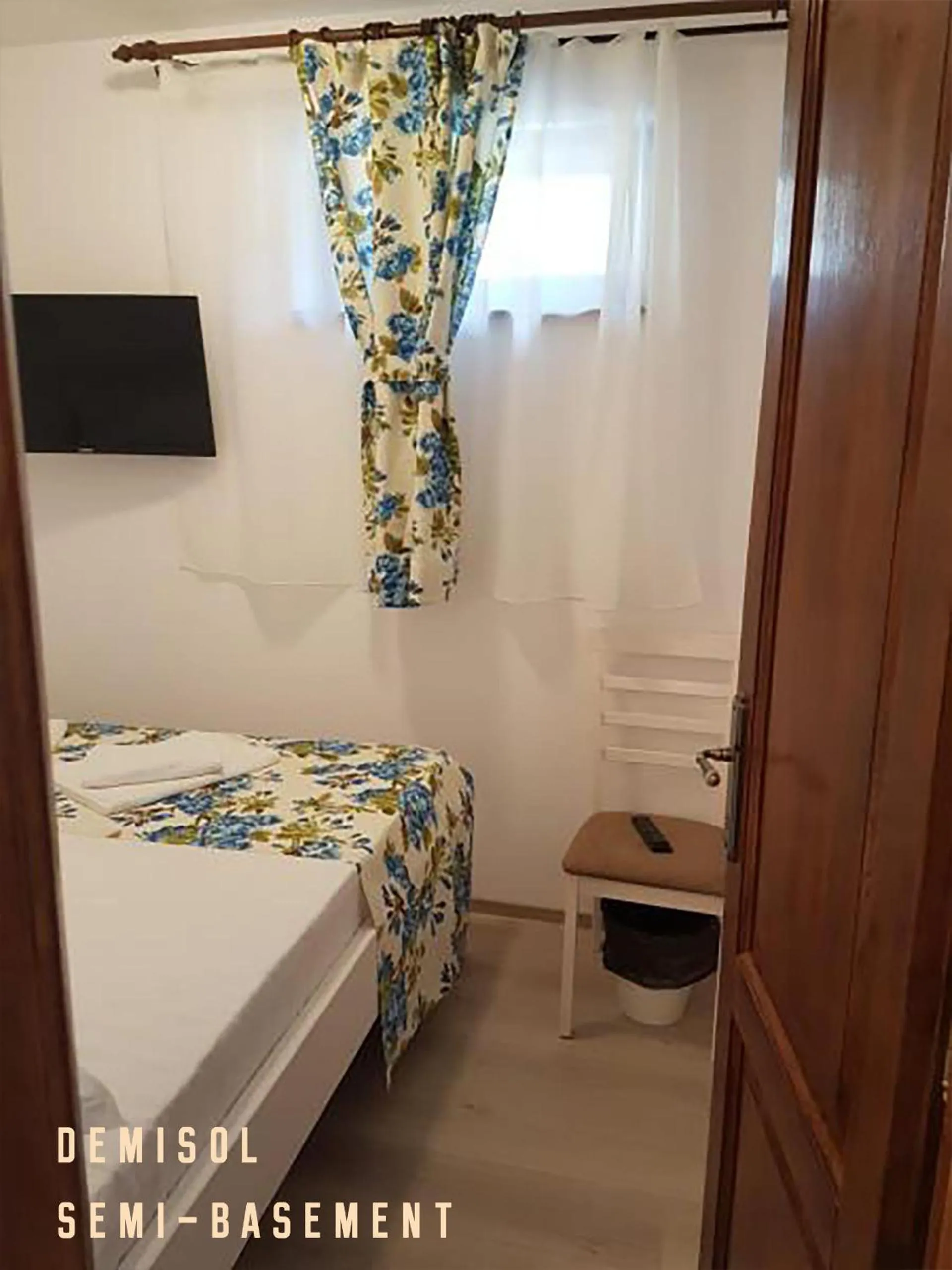 Bed in Pensiunea Geostar