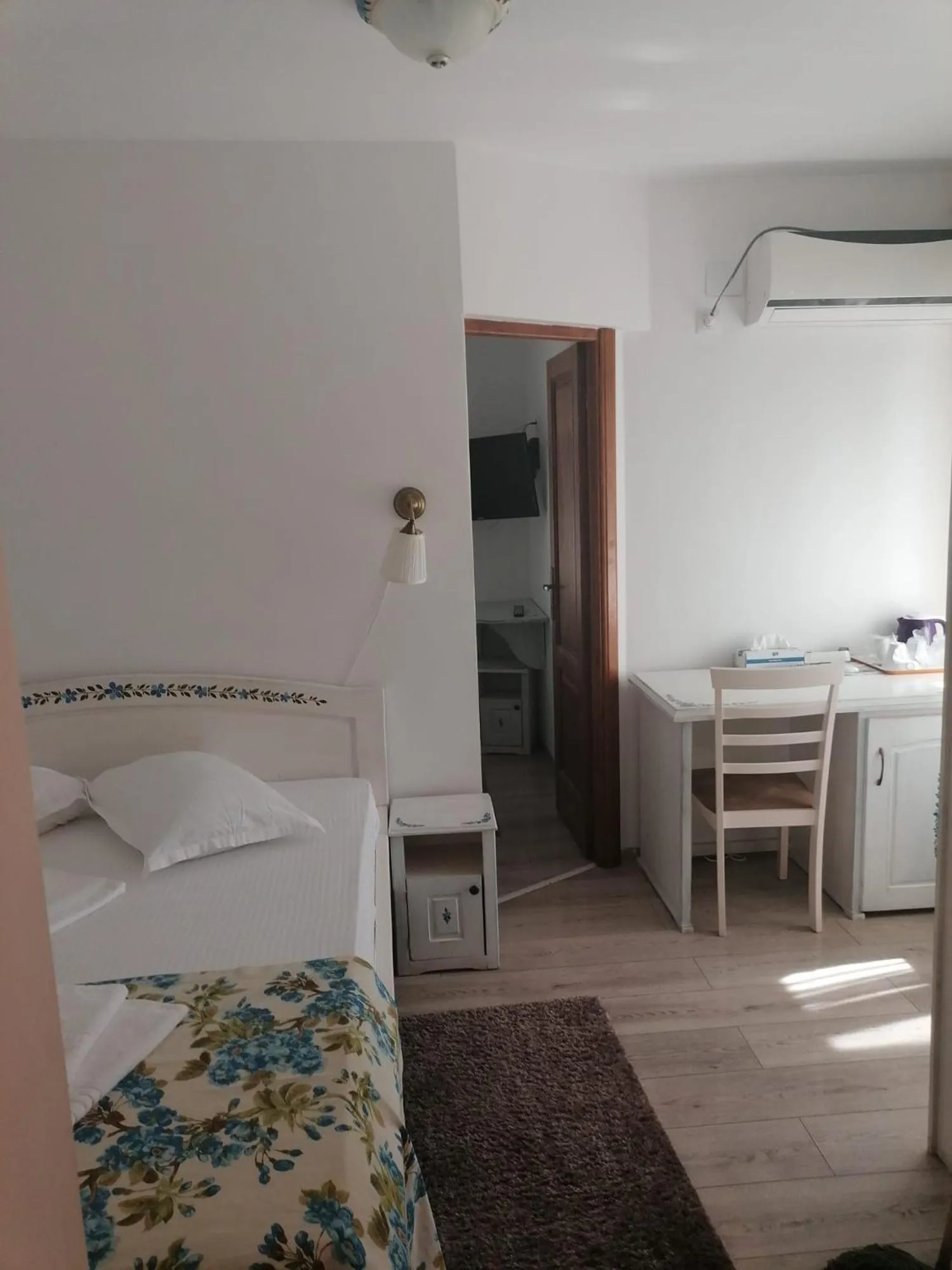 Bed in Pensiunea Geostar