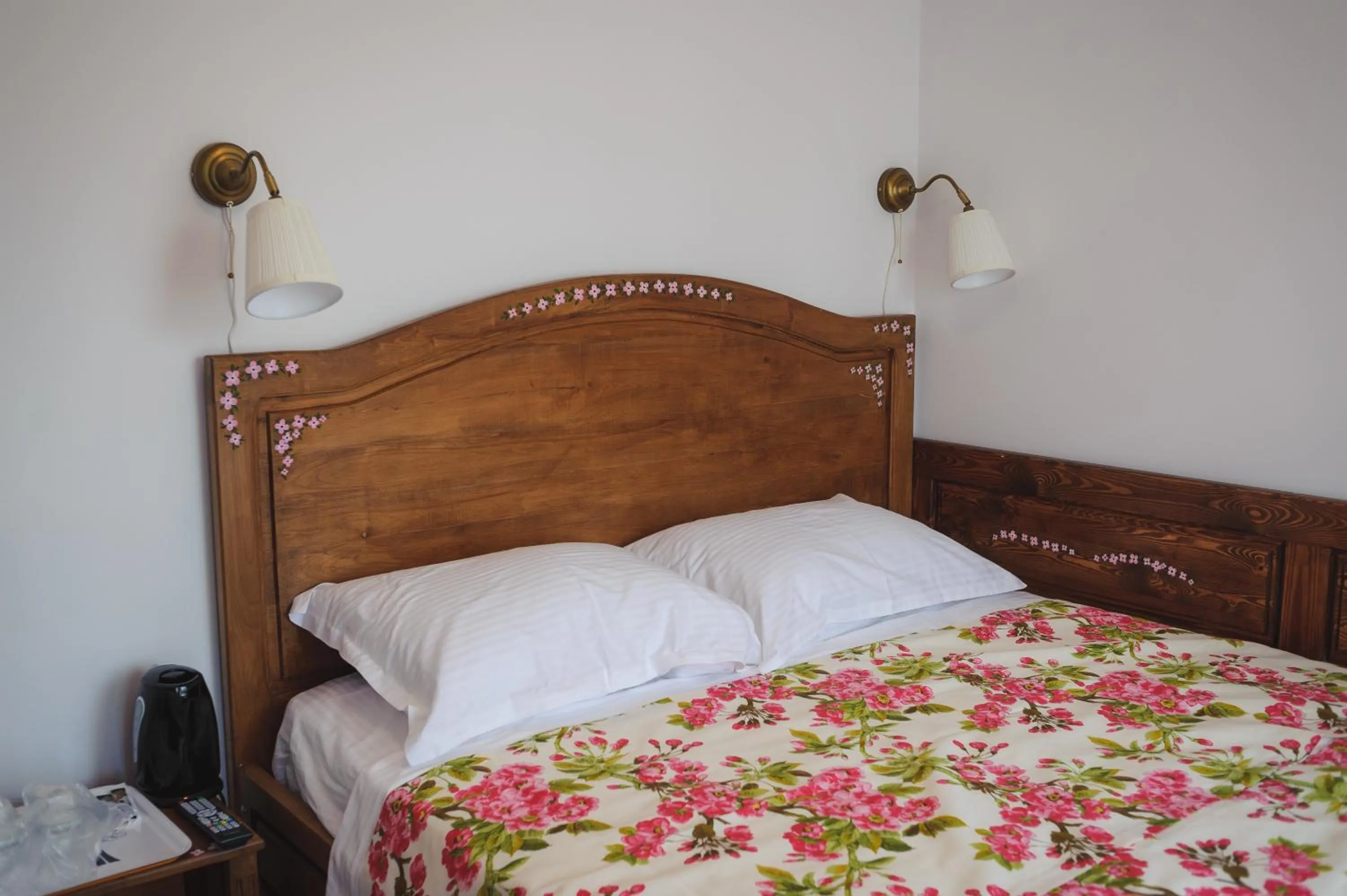 Bed in Pensiunea Geostar