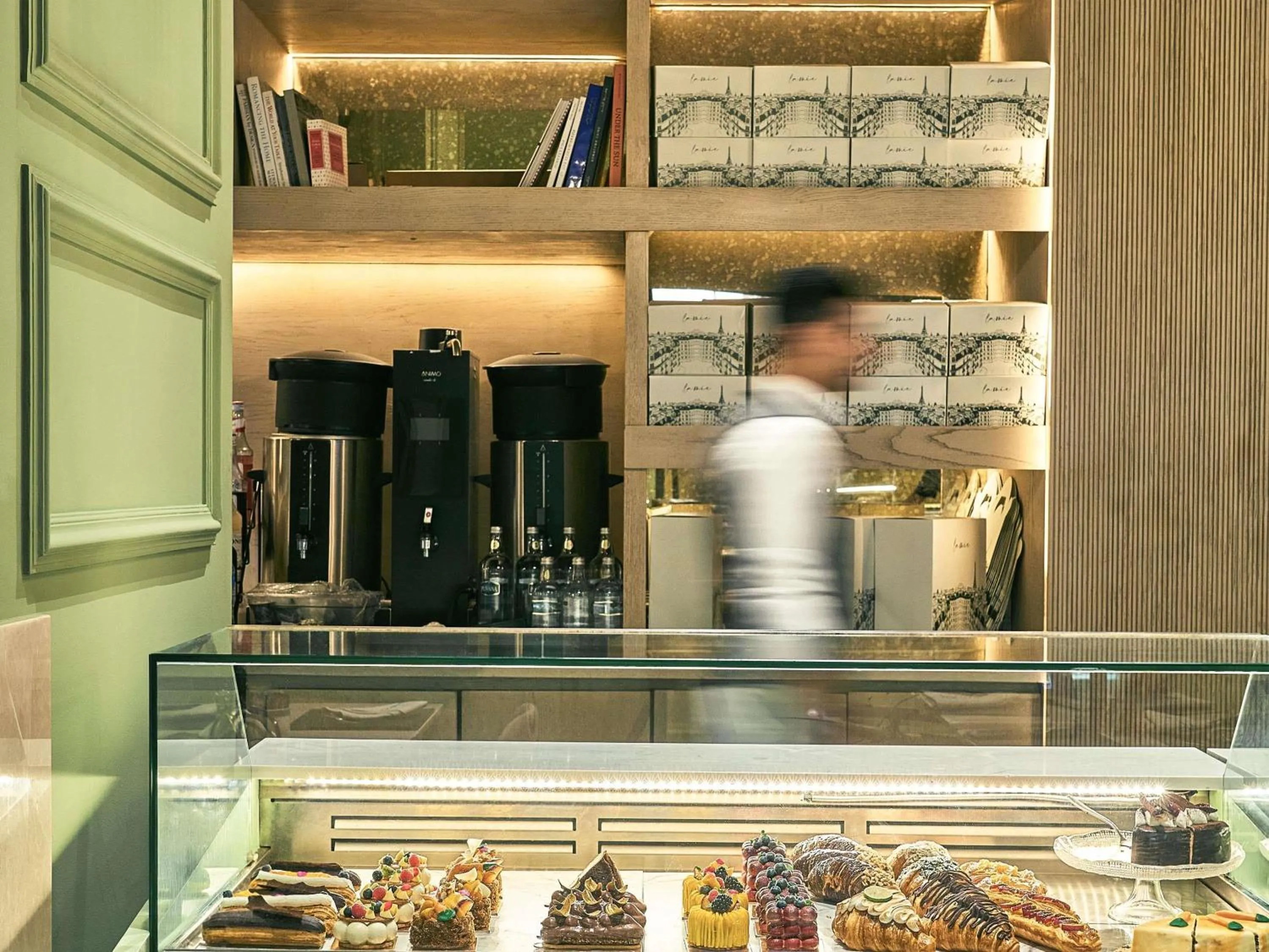 Restaurant/places to eat in Fairmont Nile City