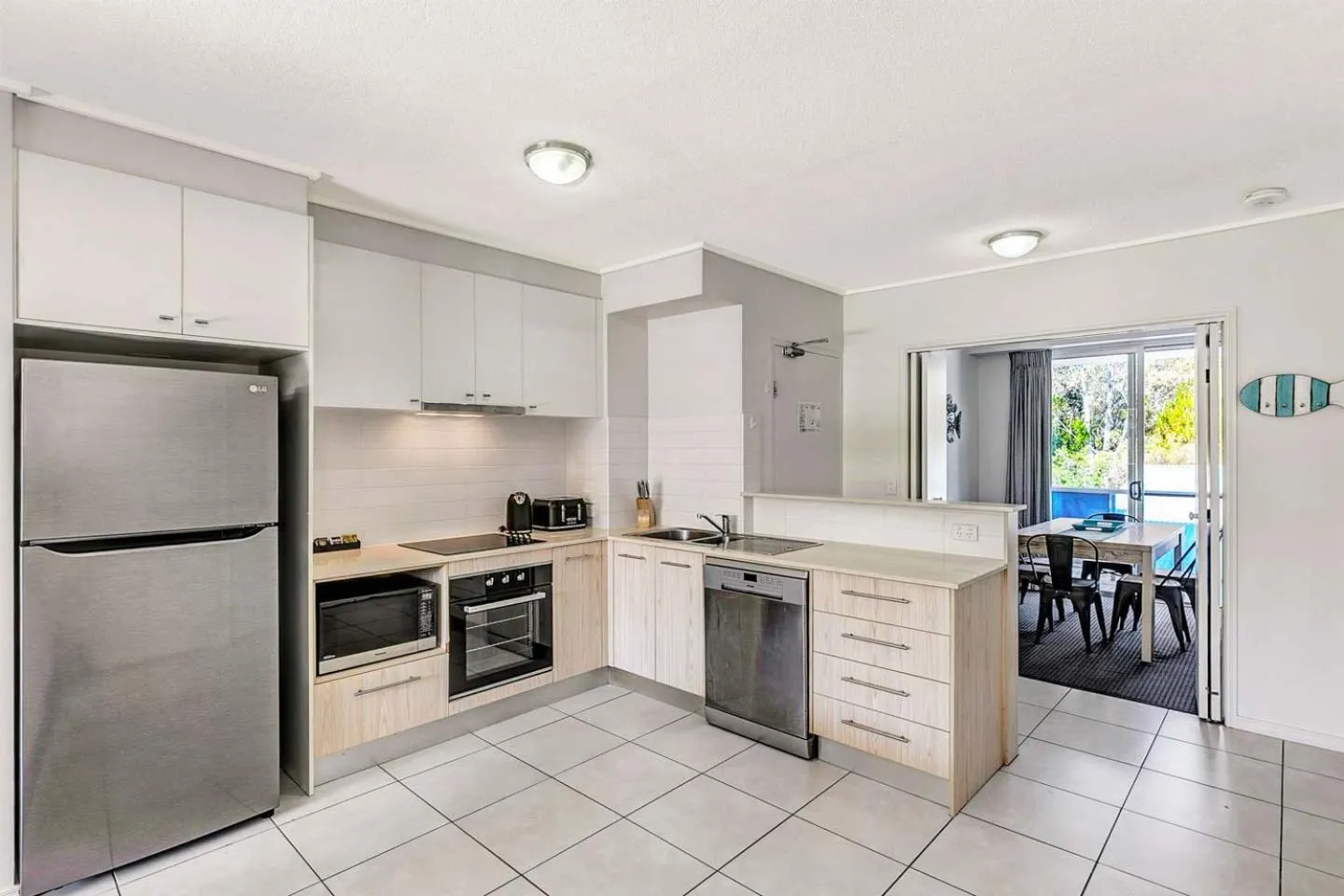 Kitchen or kitchenette in Ramada Encore by Wyndham Whale Cove