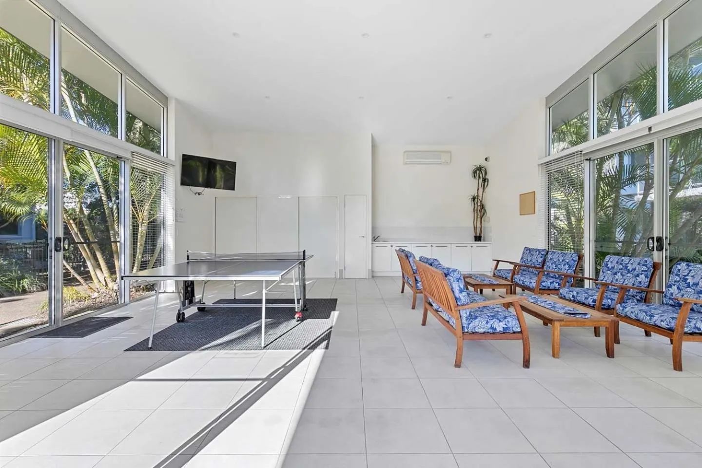 Communal lounge/ TV room in Ramada Encore by Wyndham Whale Cove