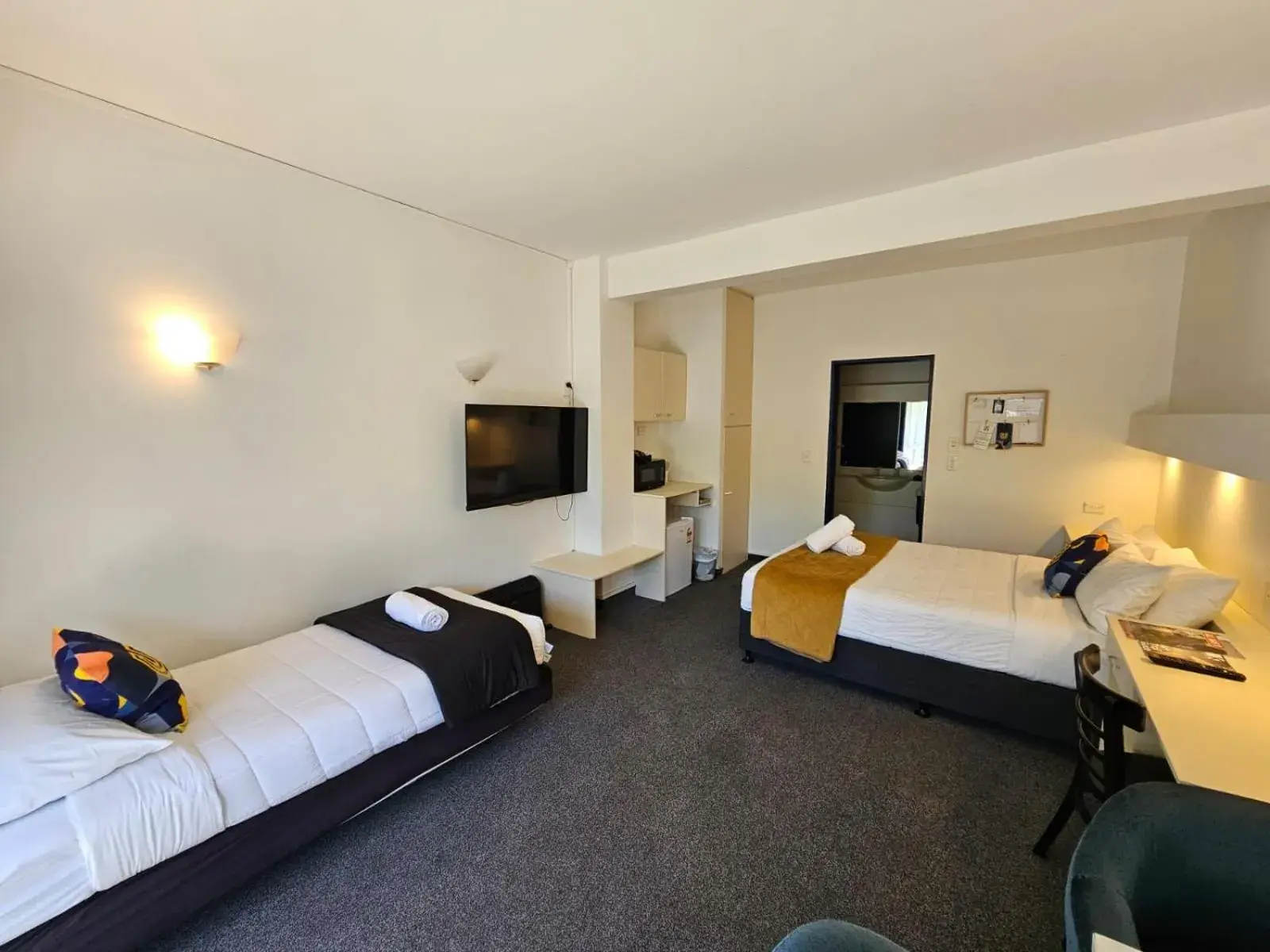 Queen Studio with Single in U Studios Paraparaumu Beach Queen Studio with Single in U Studios Paraparaumu Beach