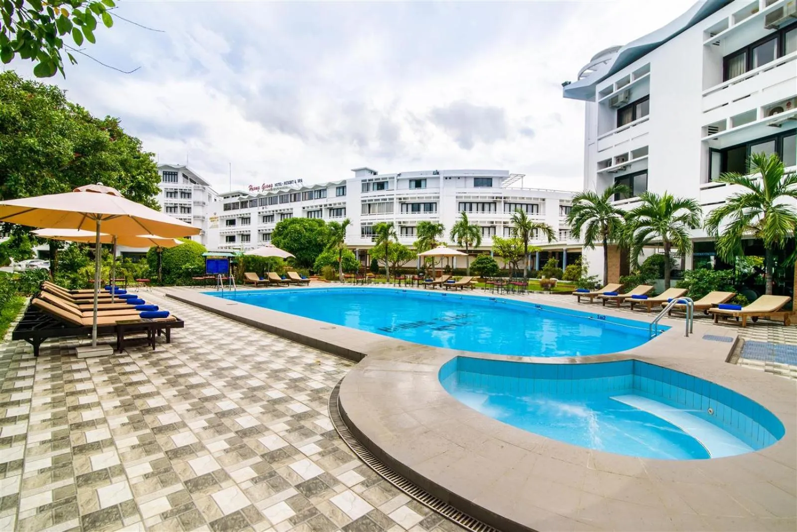Swimming pool in Huong Giang Hotel Resort & Spa