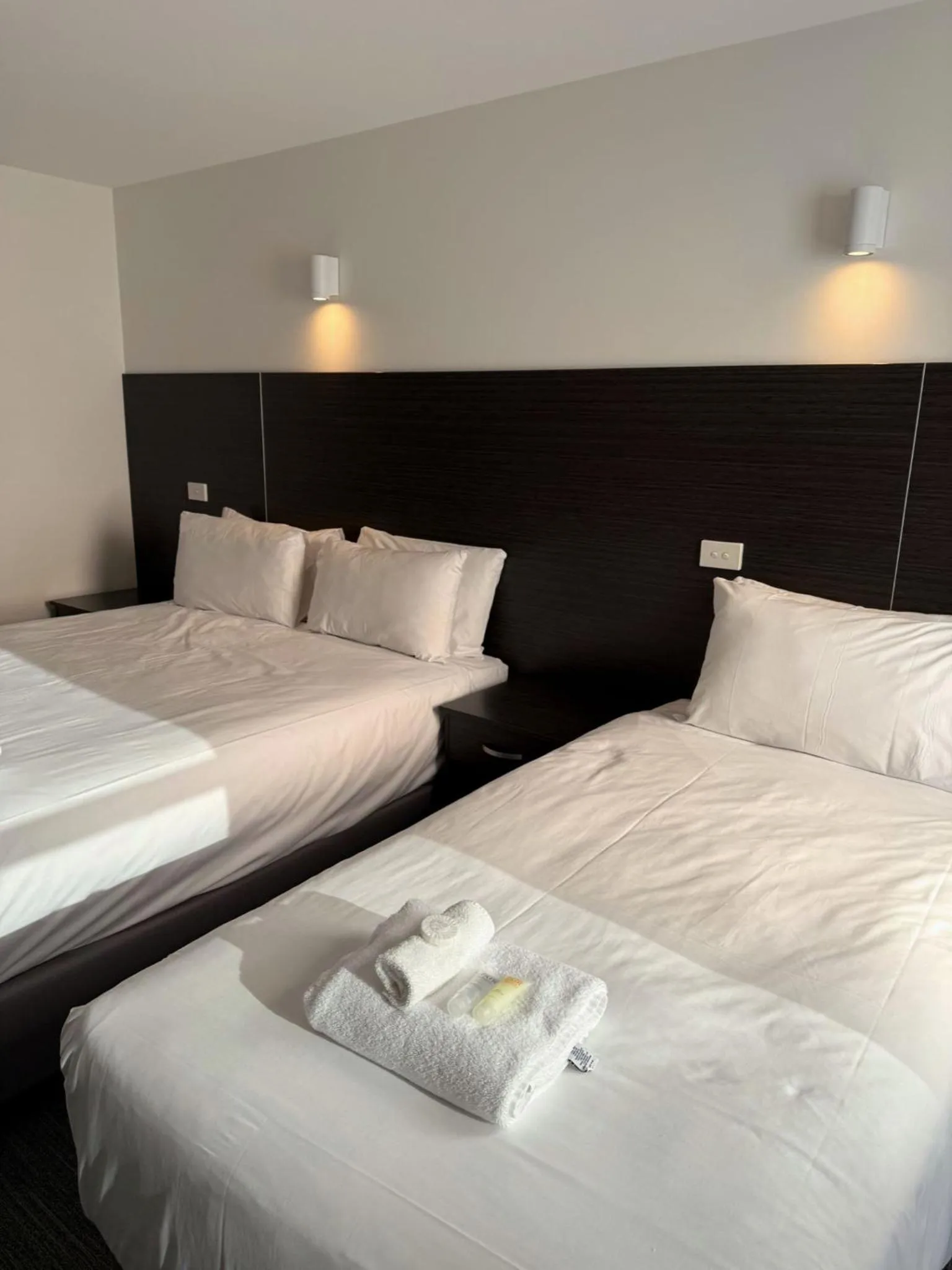 Bed in Brighton Hotel Motel