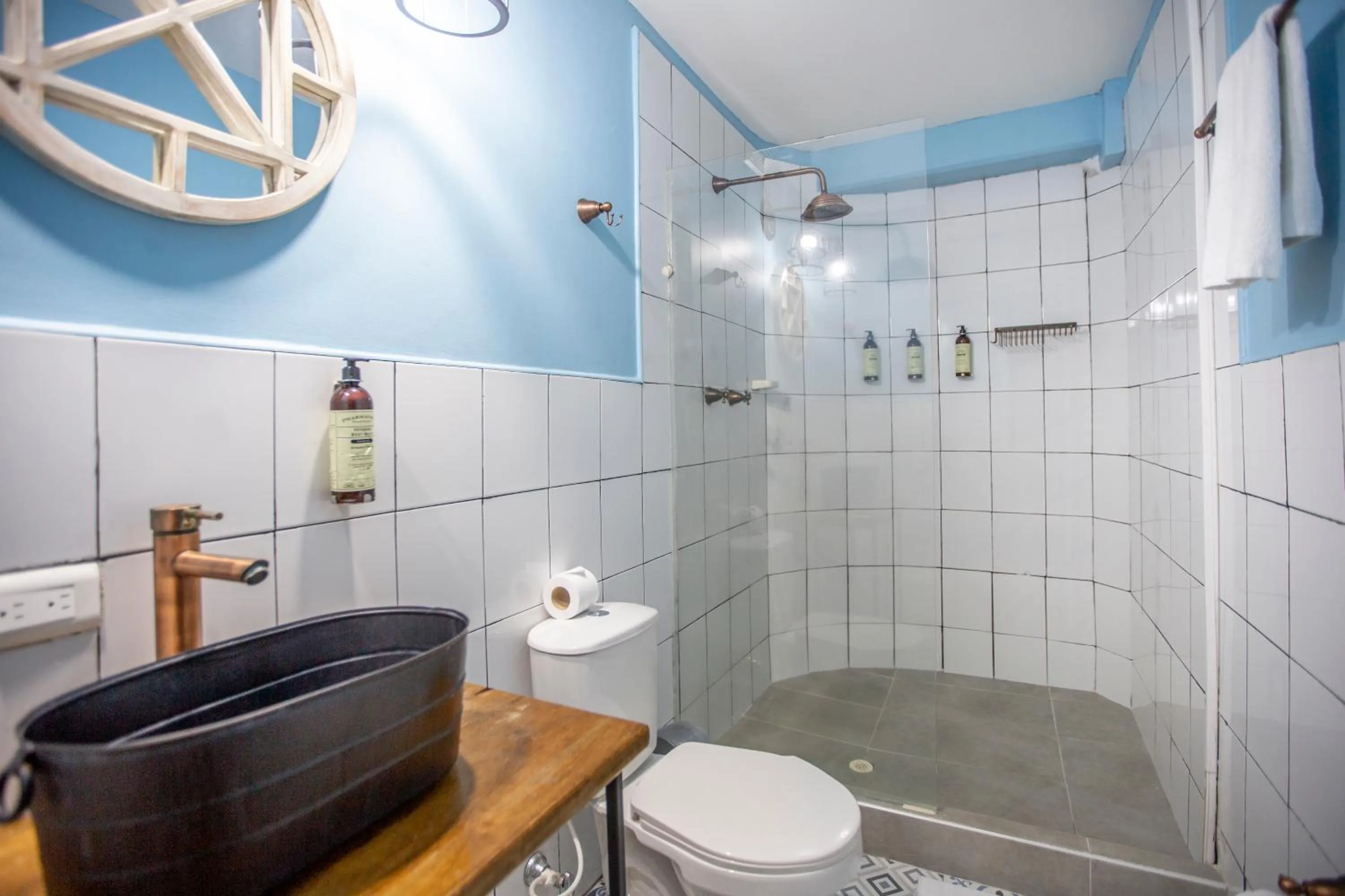 Shower in Socialtel Medellin