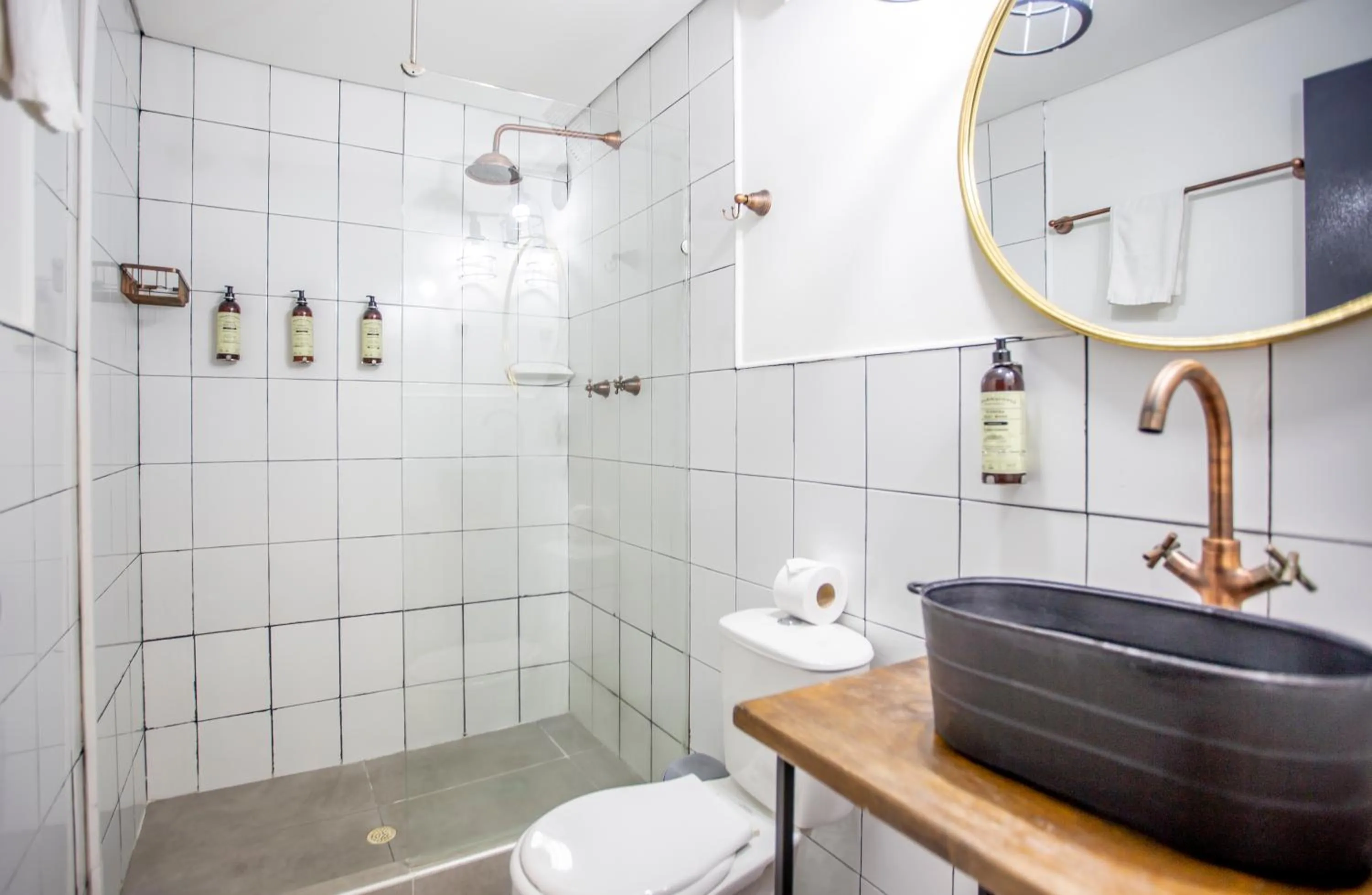 Shower in Socialtel Medellin