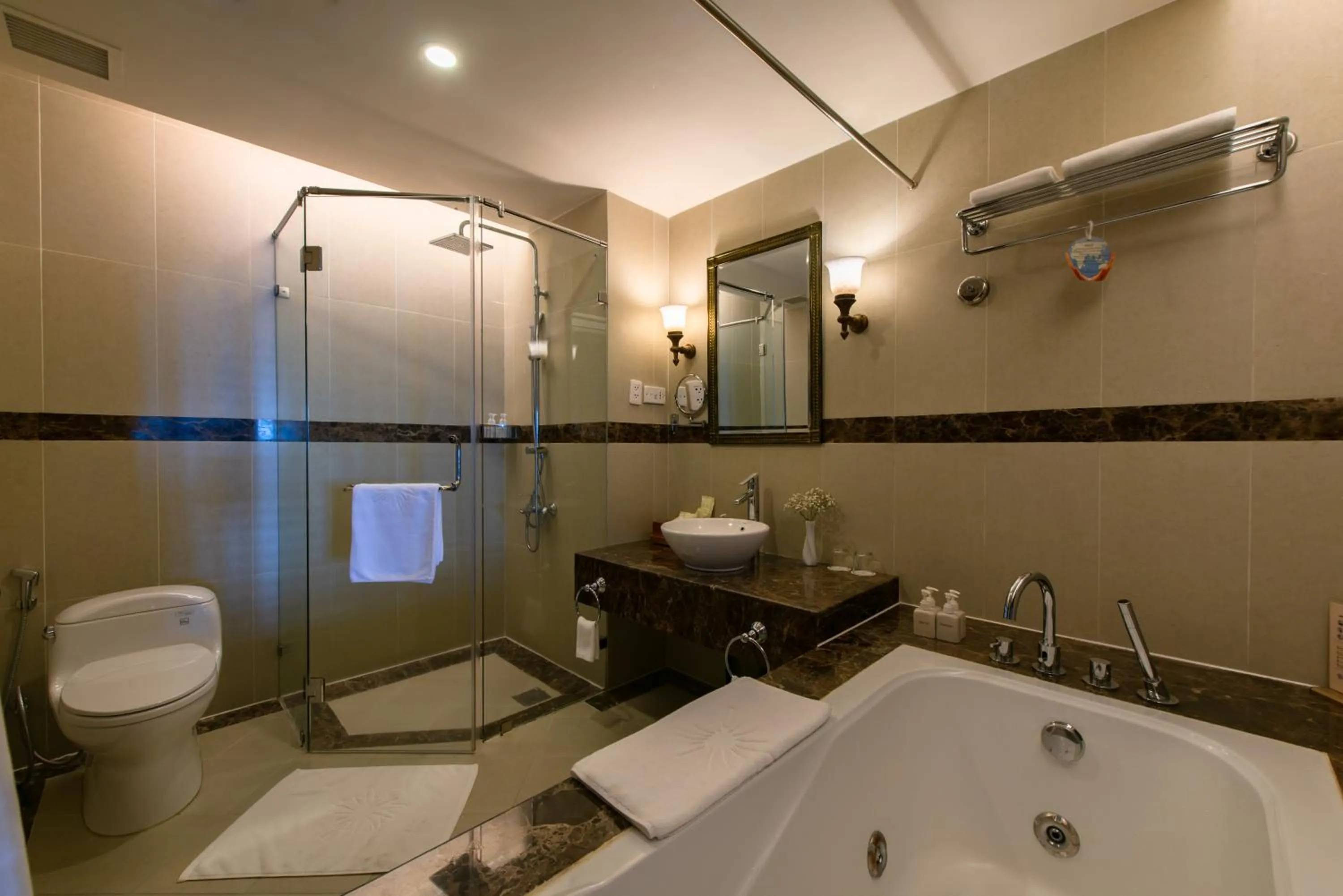 Shower in Sunrise Nha Trang Beach Hotel & Spa