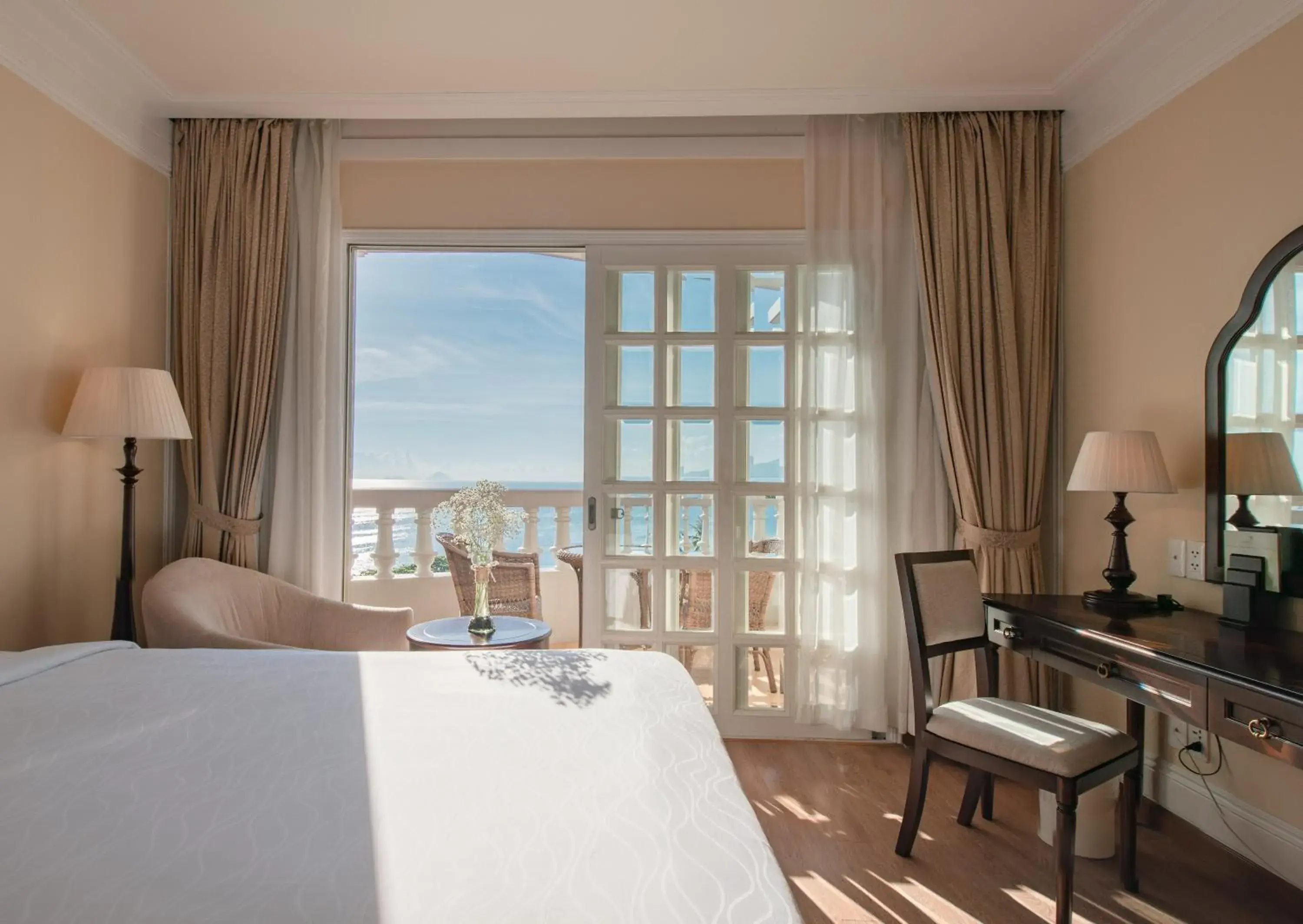 Deluxe Twin Room with Ocean View in Sunrise Nha Trang Beach Hotel & Spa Deluxe Twin Room with Ocean View in Sunrise Nha Trang Beach Hotel & Spa