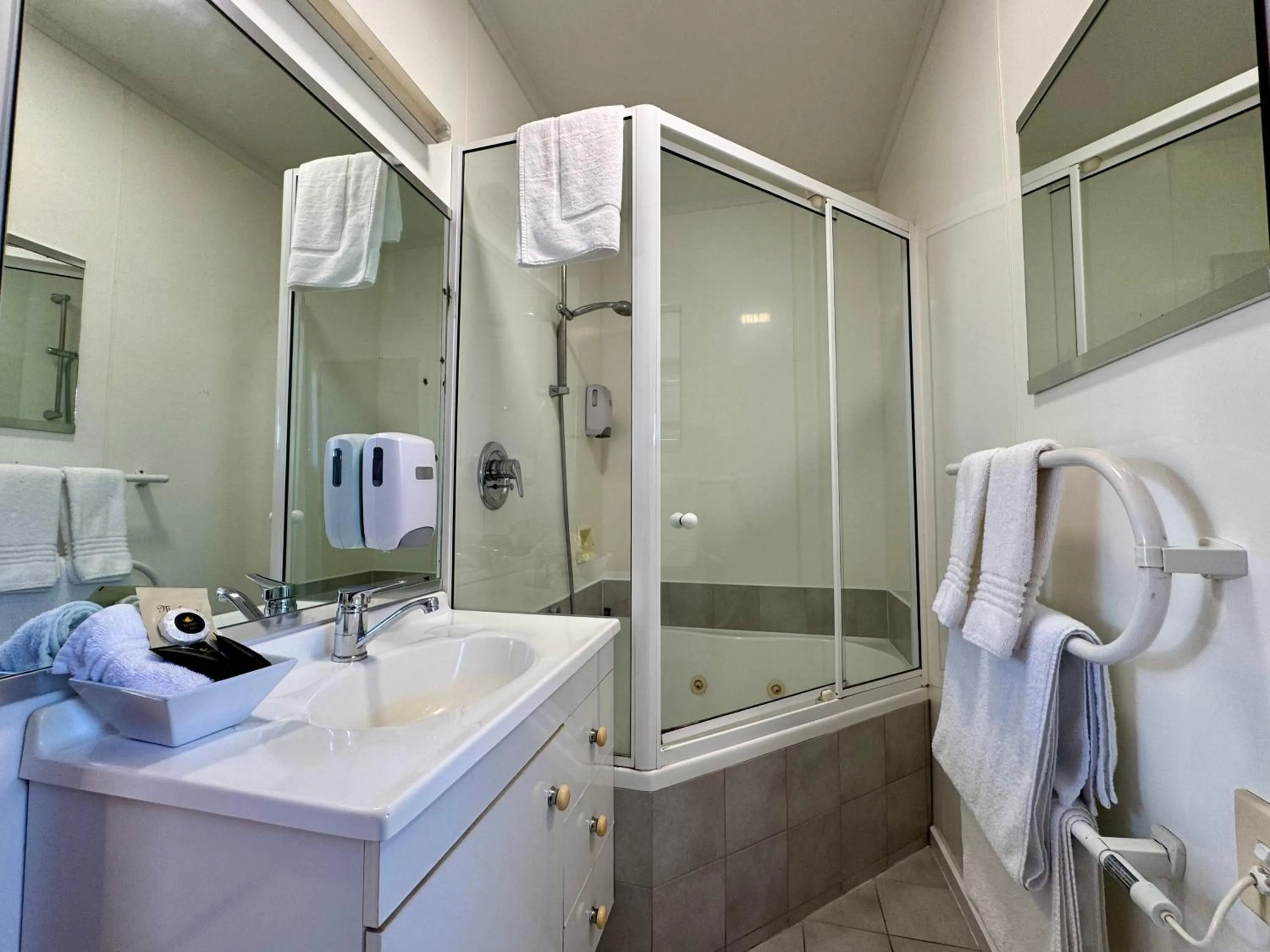 Bathroom in Teal Motor Lodge