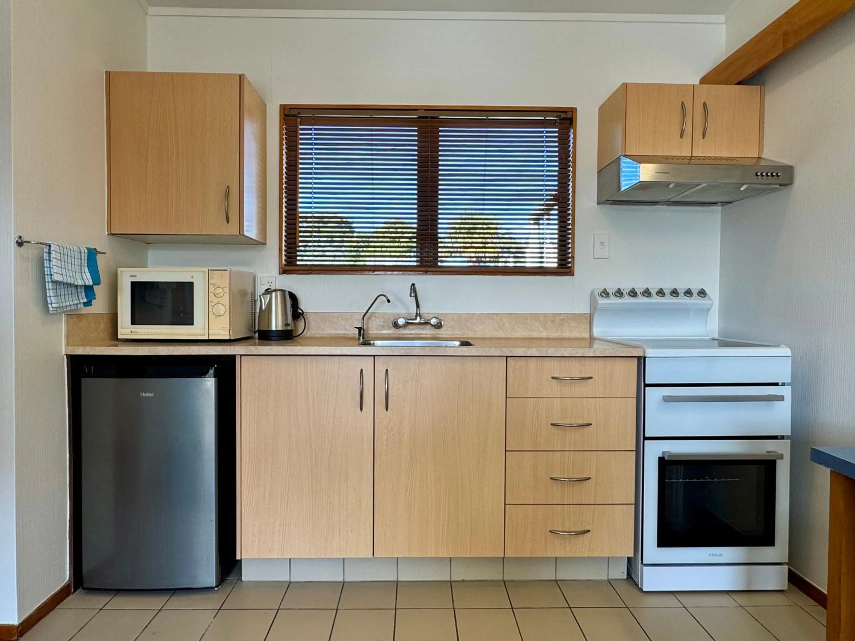 Kitchen or kitchenette in Teal Motor Lodge