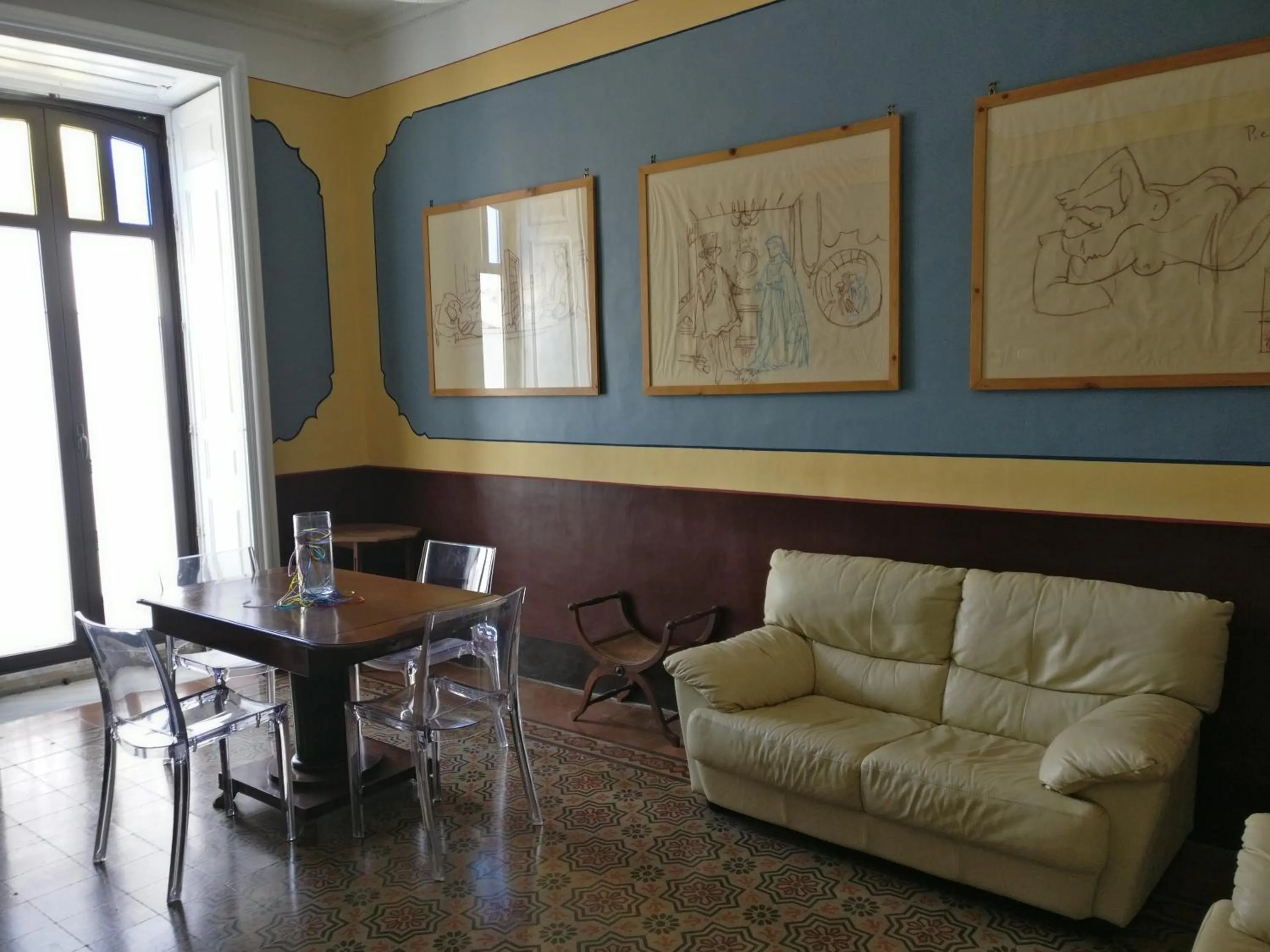 Communal lounge/ TV room in B&B Porta della Terra