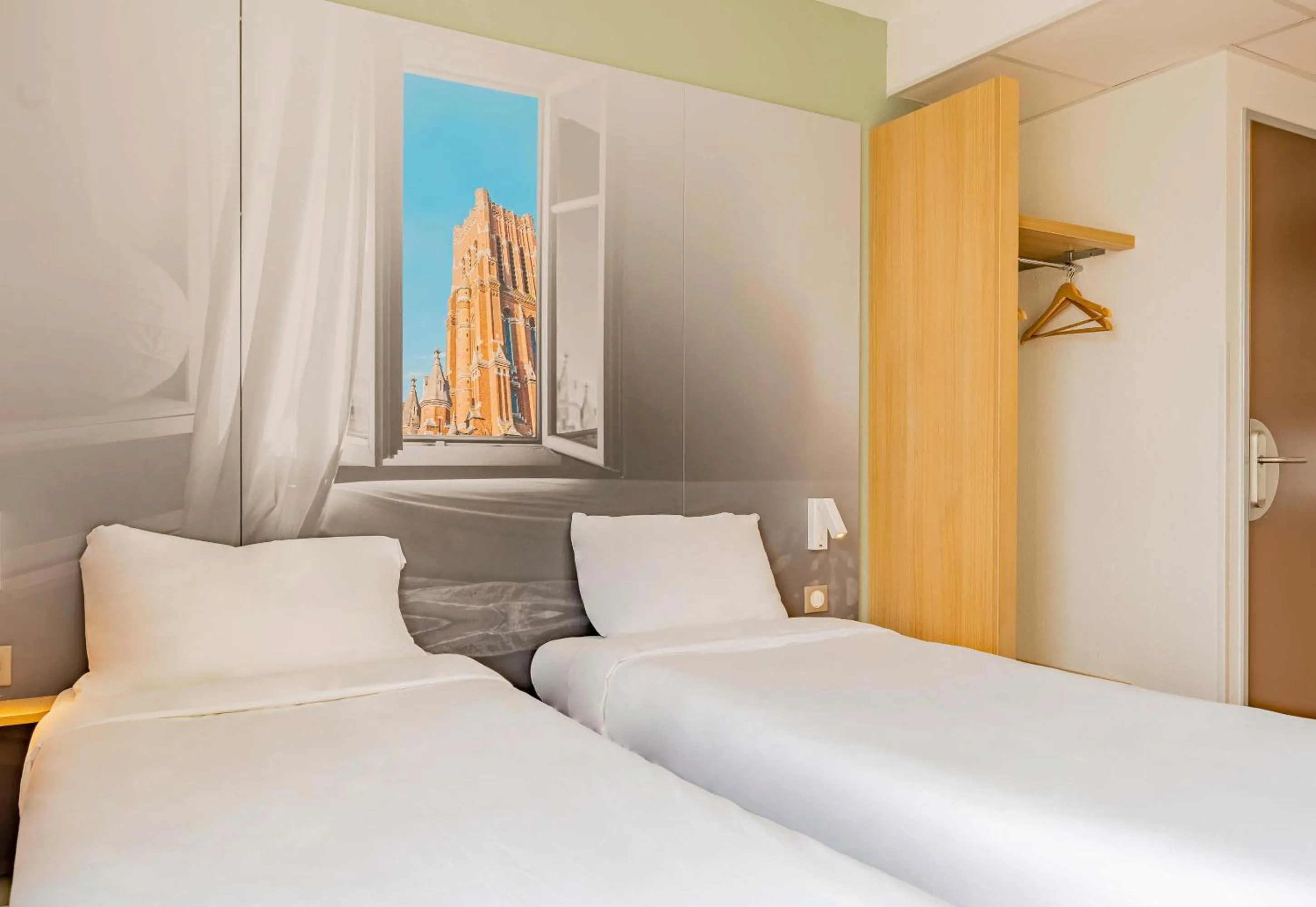 Bedroom, Bed in B&B HOTEL Béthune Bruay-la-Buissière