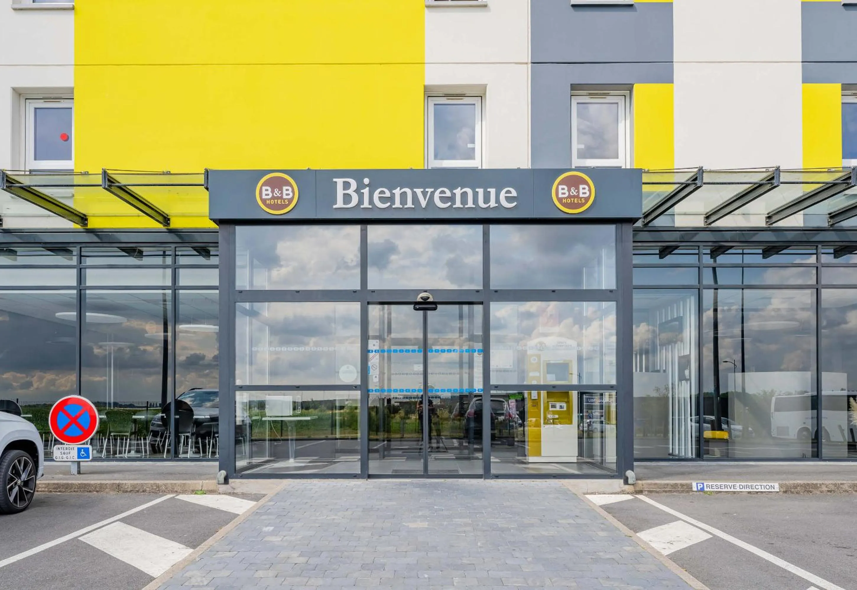 Facade/entrance in B&B HOTEL Béthune Bruay-la-Buissière