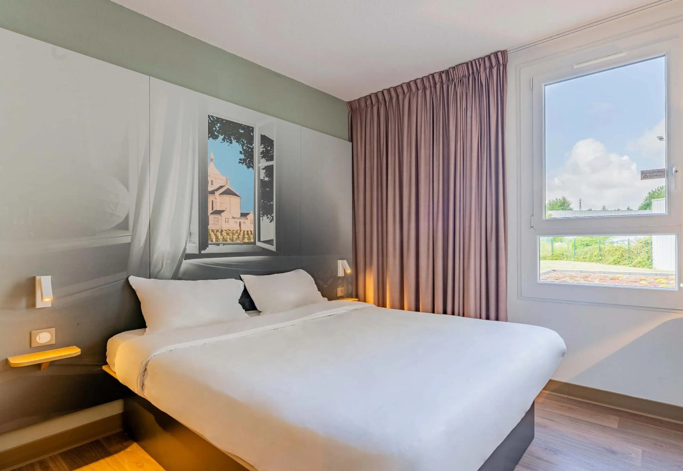 Bedroom, Bed in B&B HOTEL Béthune Bruay-la-Buissière