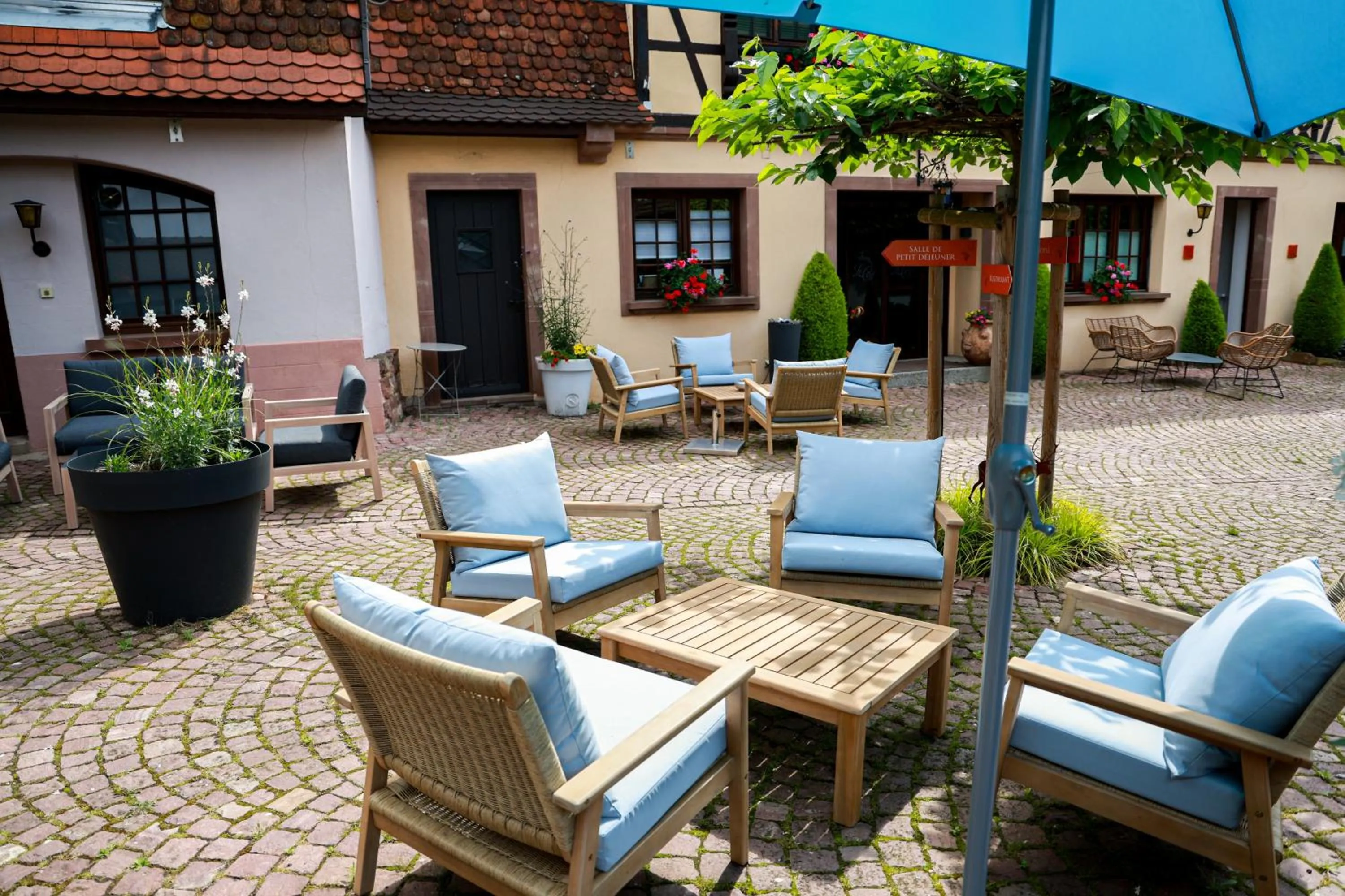 Patio in Hotel - Restaurant Le Cerf & Spa