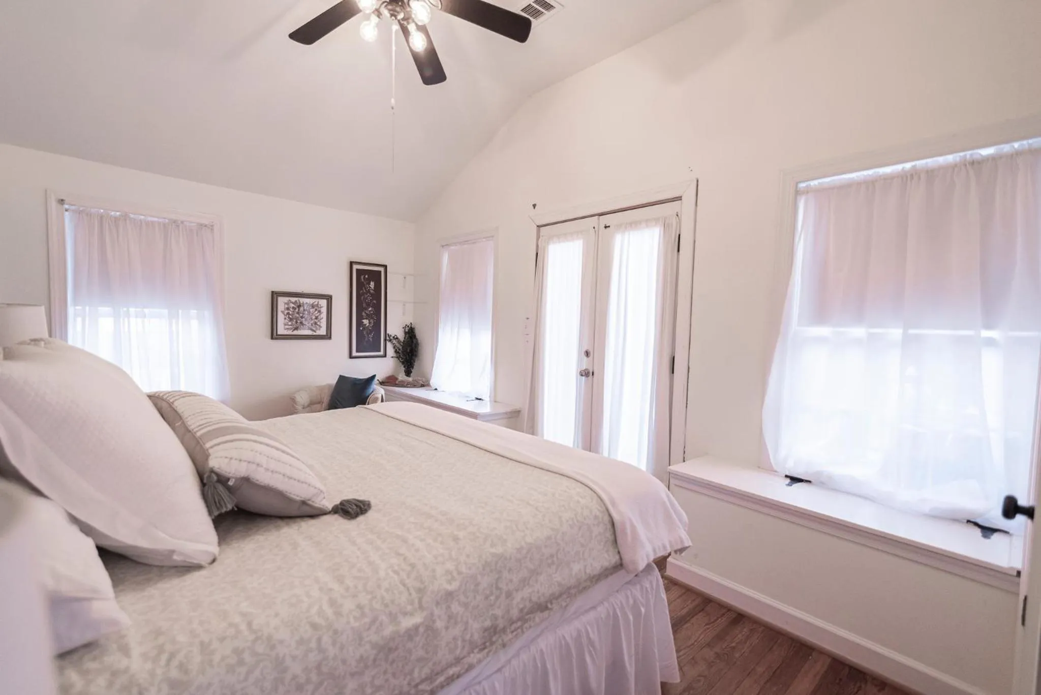 Photo of the whole room, Bed in Riley House