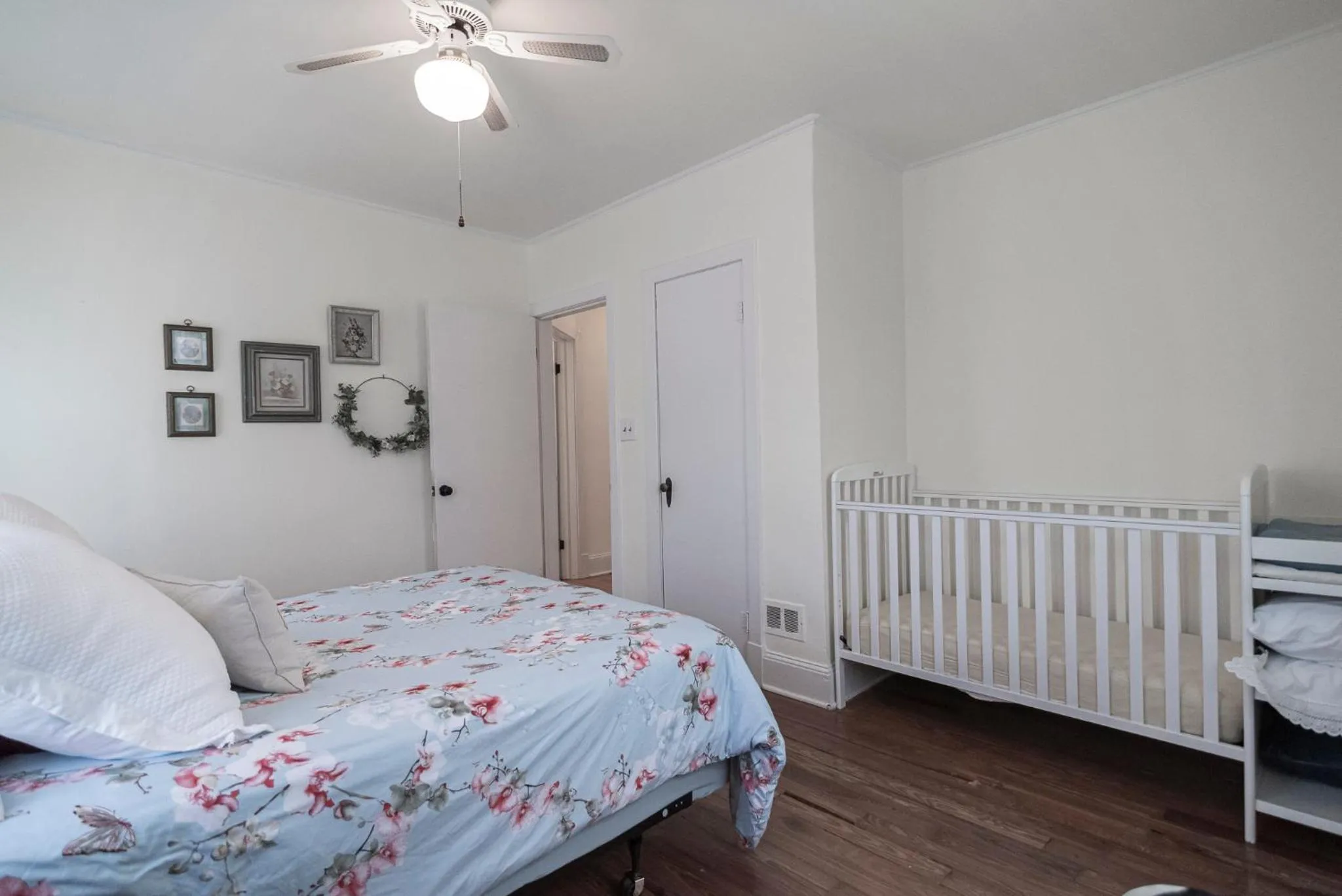 Photo of the whole room, Bed in Riley House