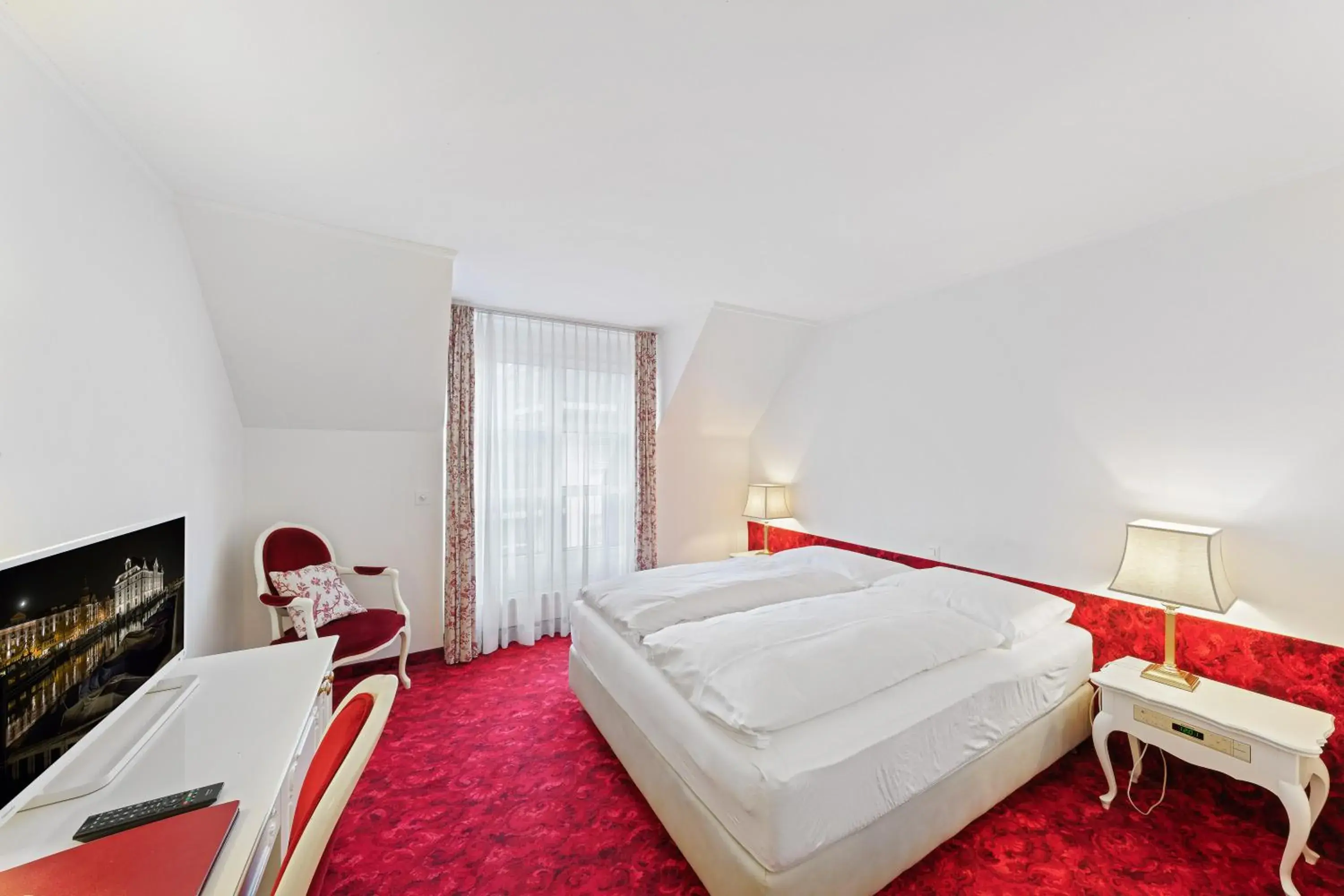 Double Room with Queen Size Bed and Garden View in Hotel Mozart Double Room with Queen Size Bed and Garden View in Hotel Mozart