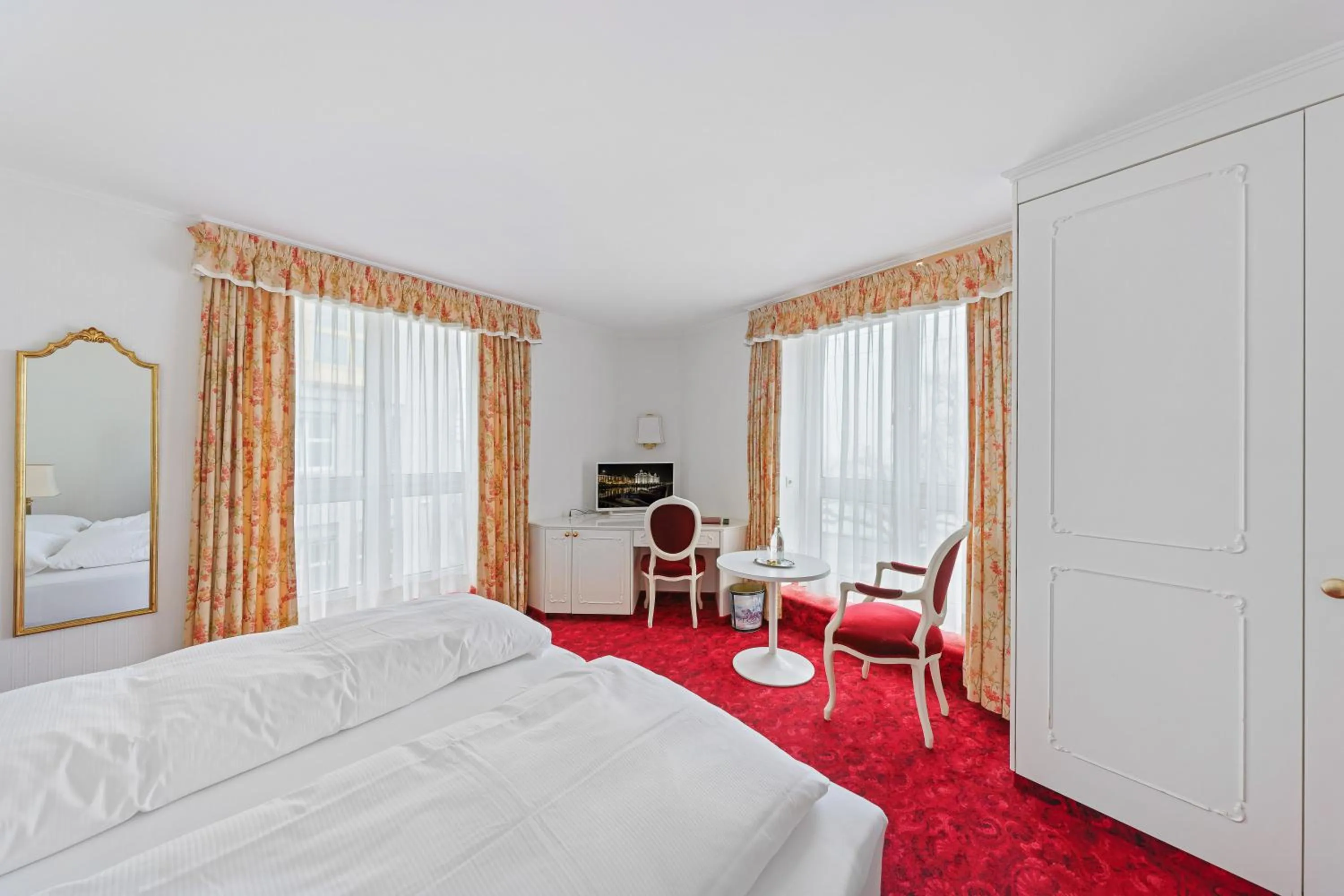 Seating area, Bed in Hotel Mozart