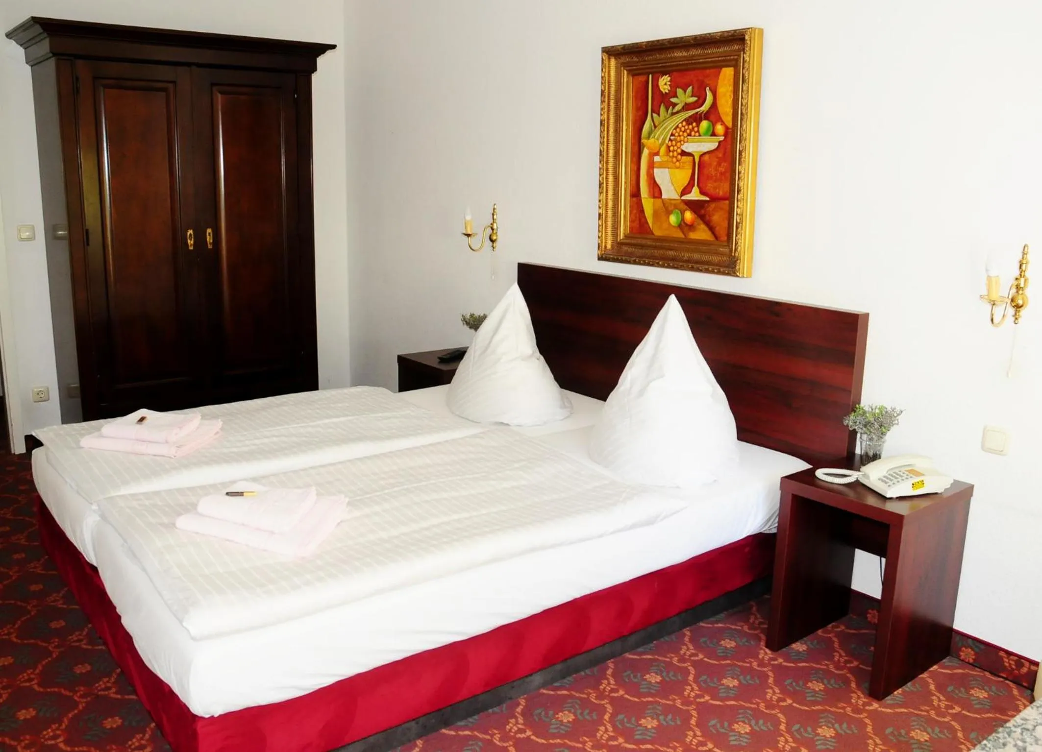 Photo of the whole room, Bed in Hotel Blankenese