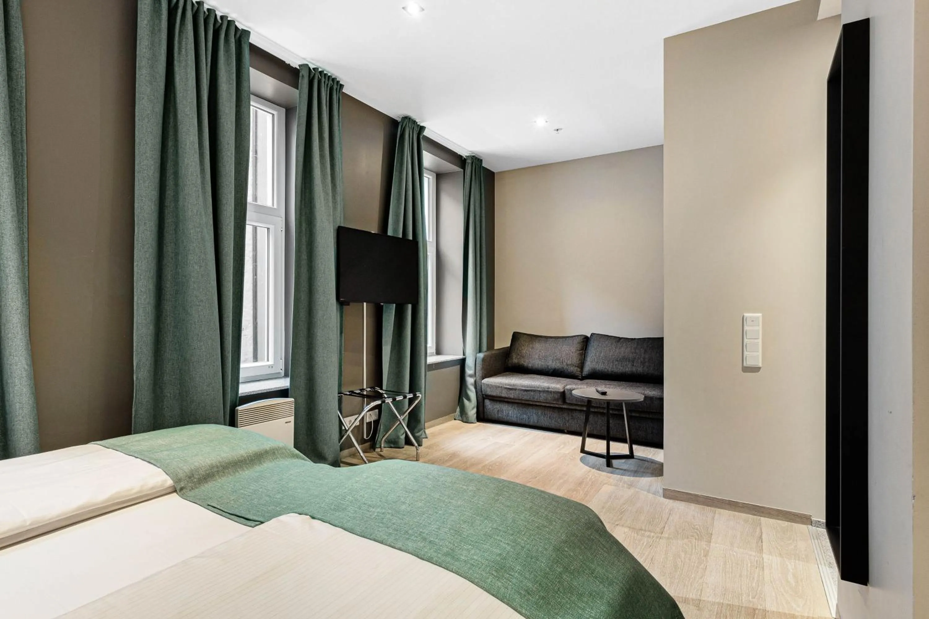 Photo of the whole room, TV/Entertainment Center in Best Western Plus City Hotel