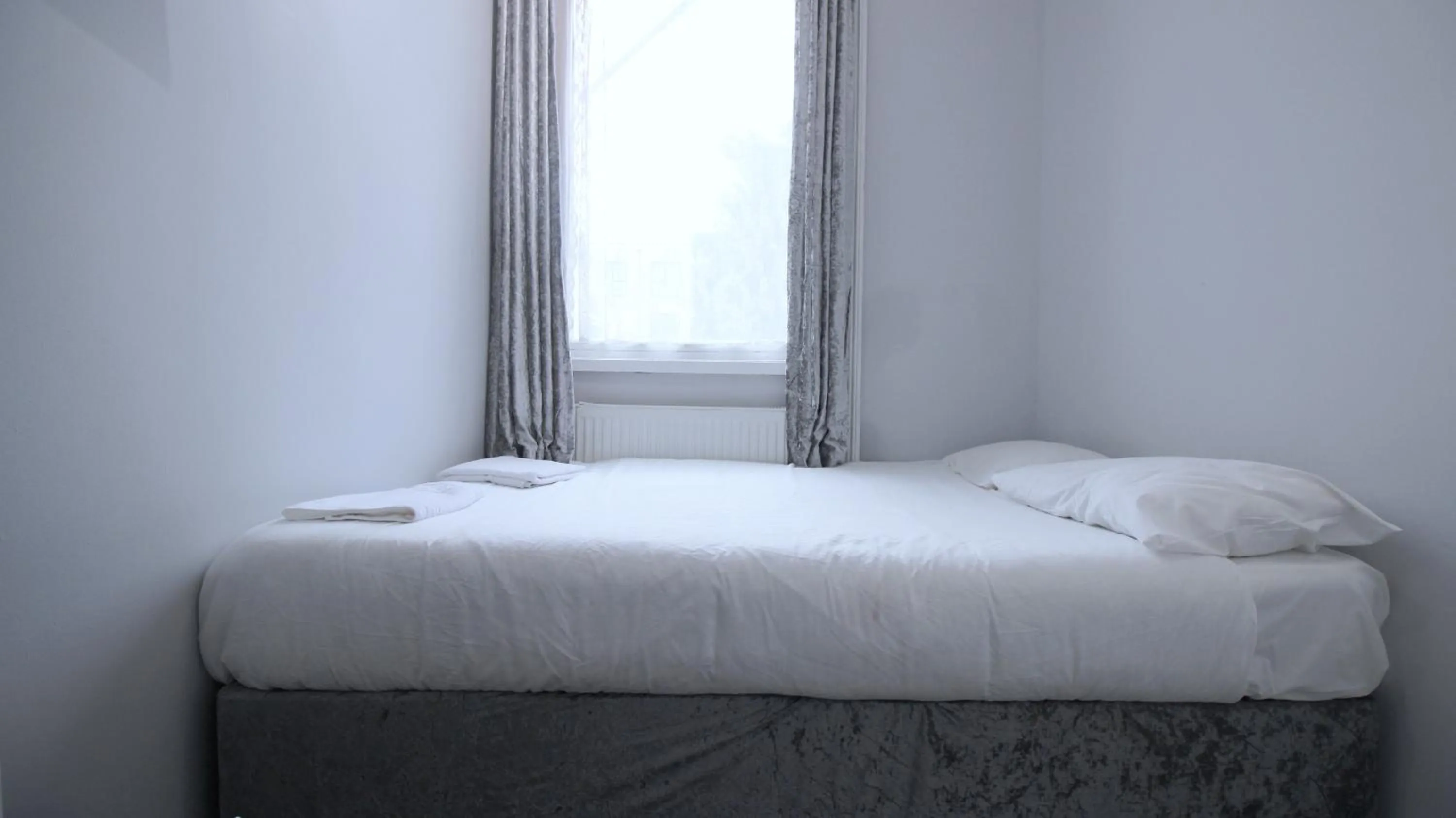 Bed in Clock House Hotel - London Croydon