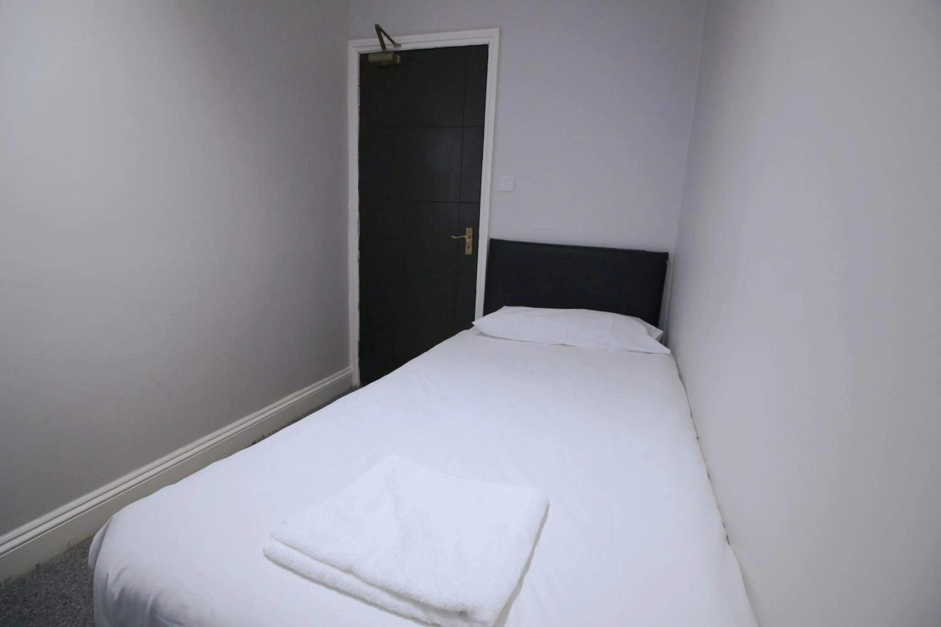 Bed in Clock House Hotel - London Croydon