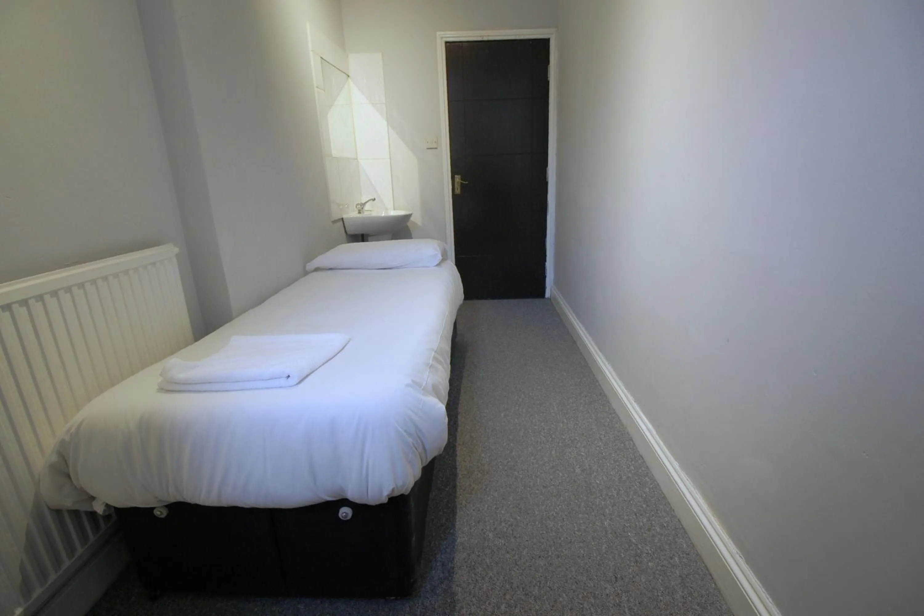 Bed in Clock House Hotel - London Croydon