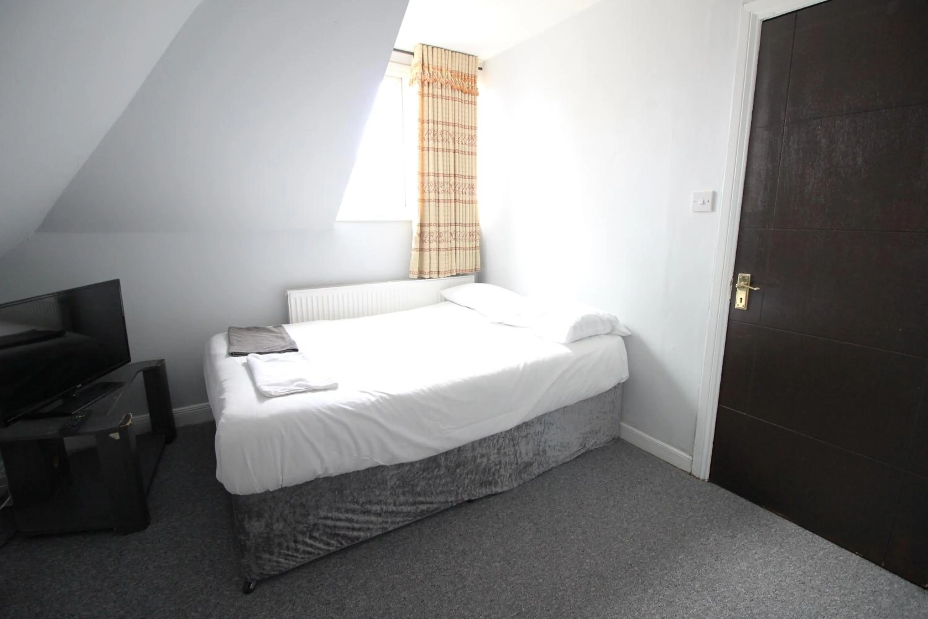 Bedroom in Clock House Hotel - London Croydon