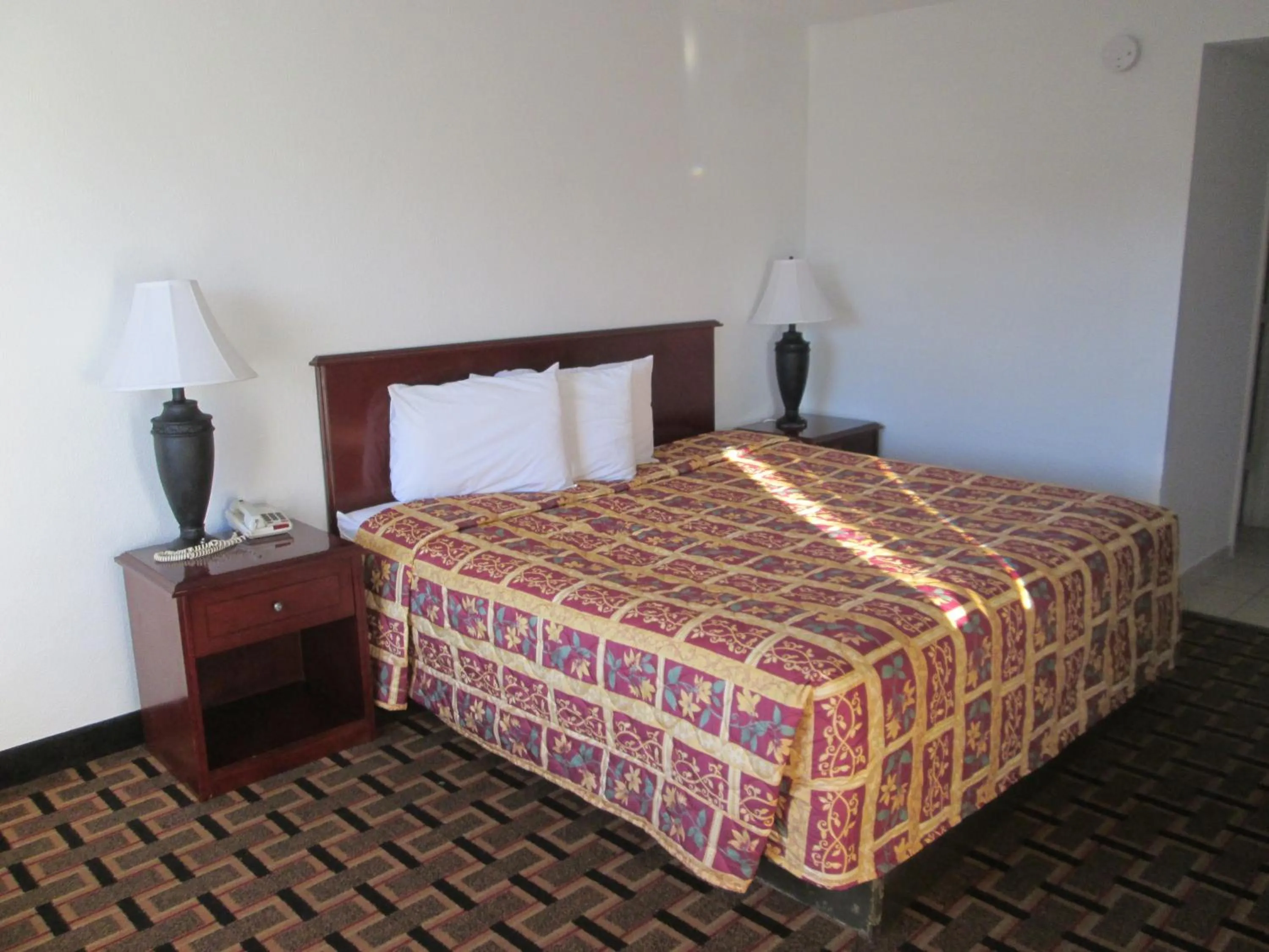 Bedroom, Bed in Budget Inn