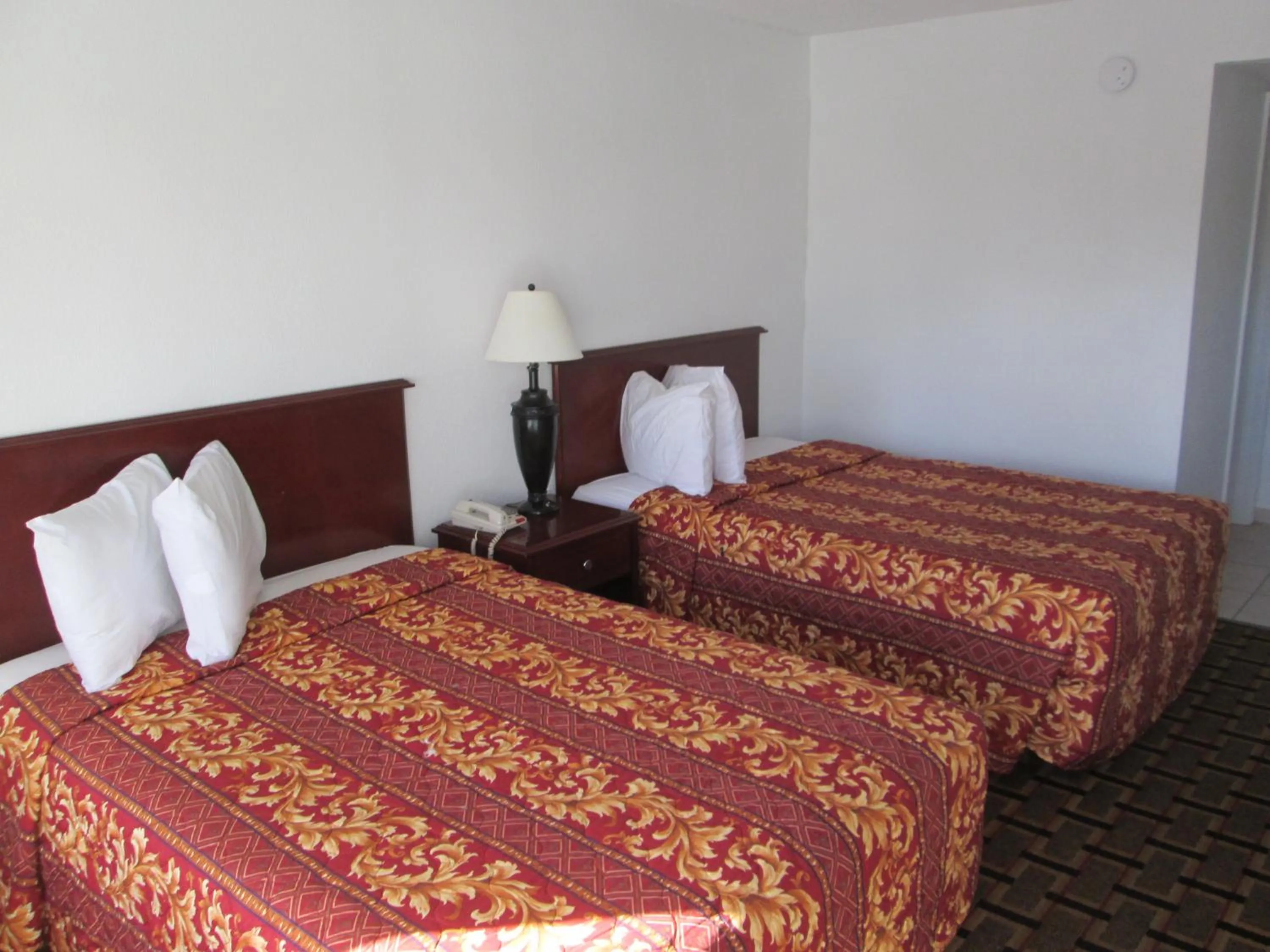 Bedroom, Bed in Budget Inn