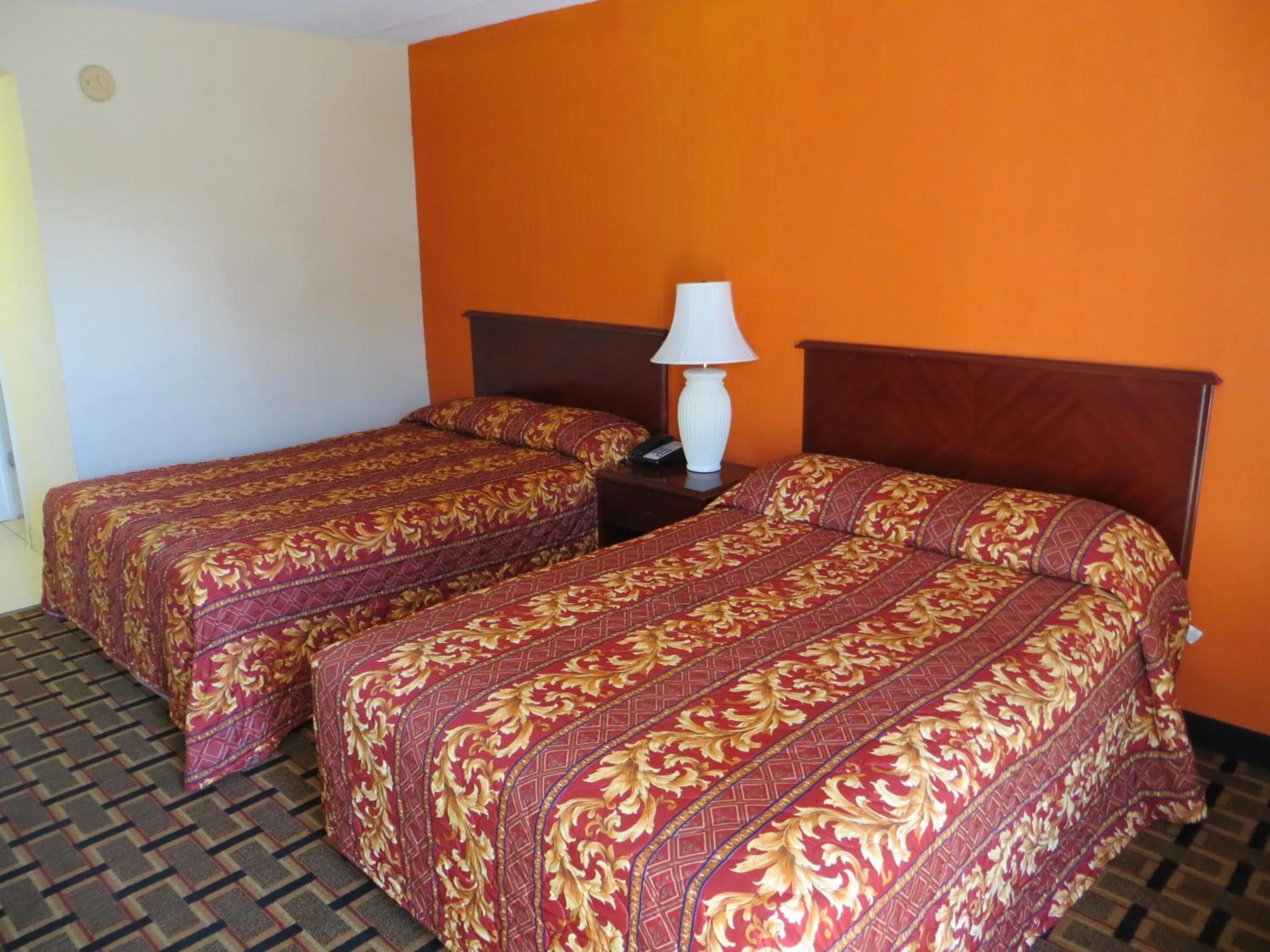 Bedroom, Bed in Budget Inn