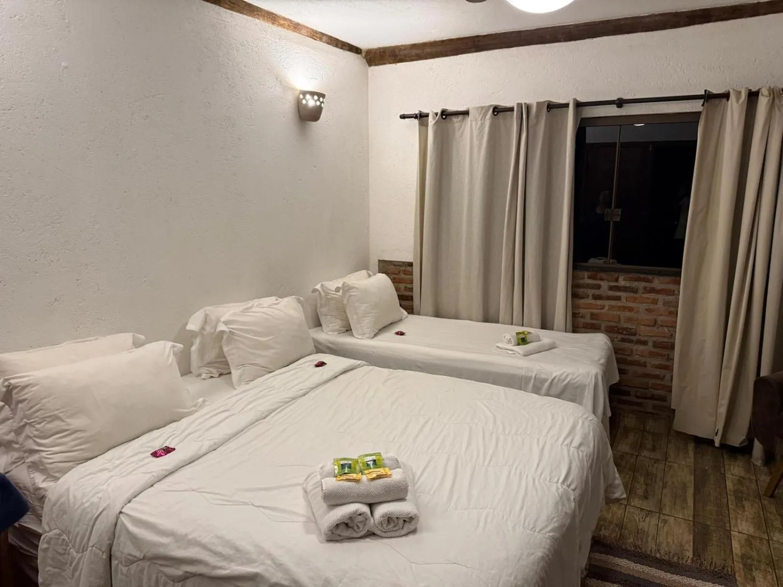 Bed in A Mi Manera Pousada , cerveja própria e Bistrô !