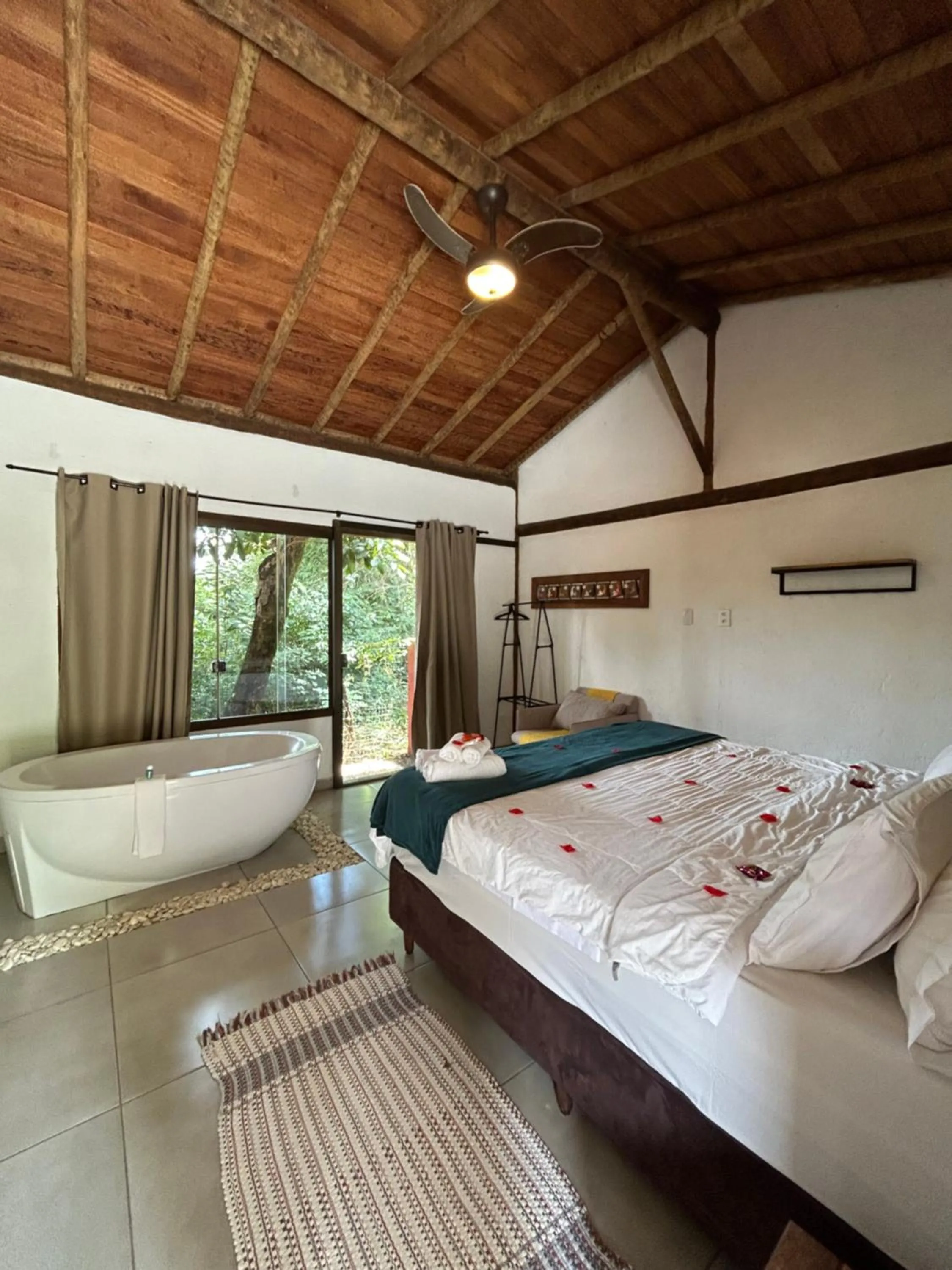 Bathroom, Bed in A Mi Manera Pousada , cerveja própria e Bistrô !